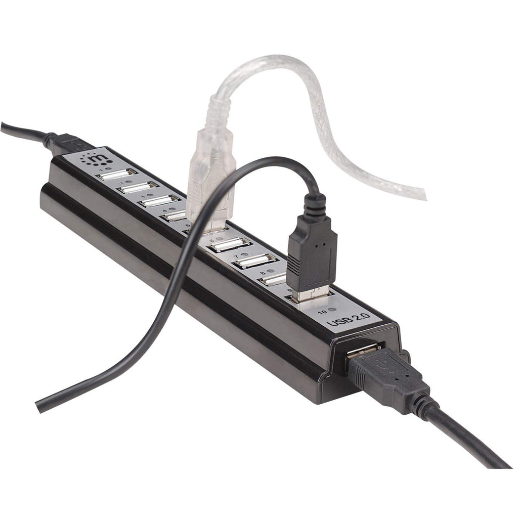 Hub USB nero con sette porte USB e più cavi USB collegati.