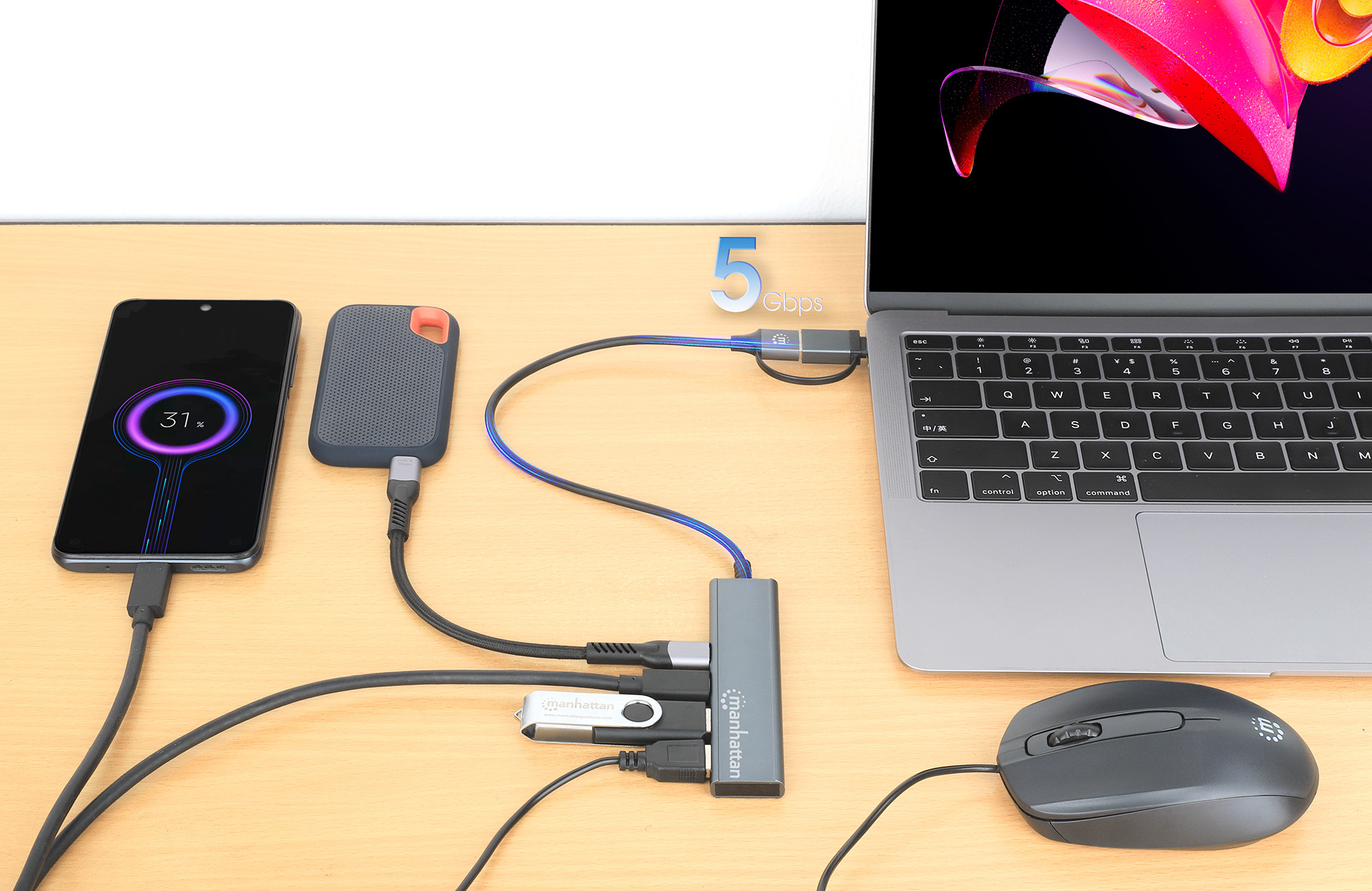Laptop collegato a un hub USB con vari dispositivi: telefono, disco rigido, mouse e unità USB.