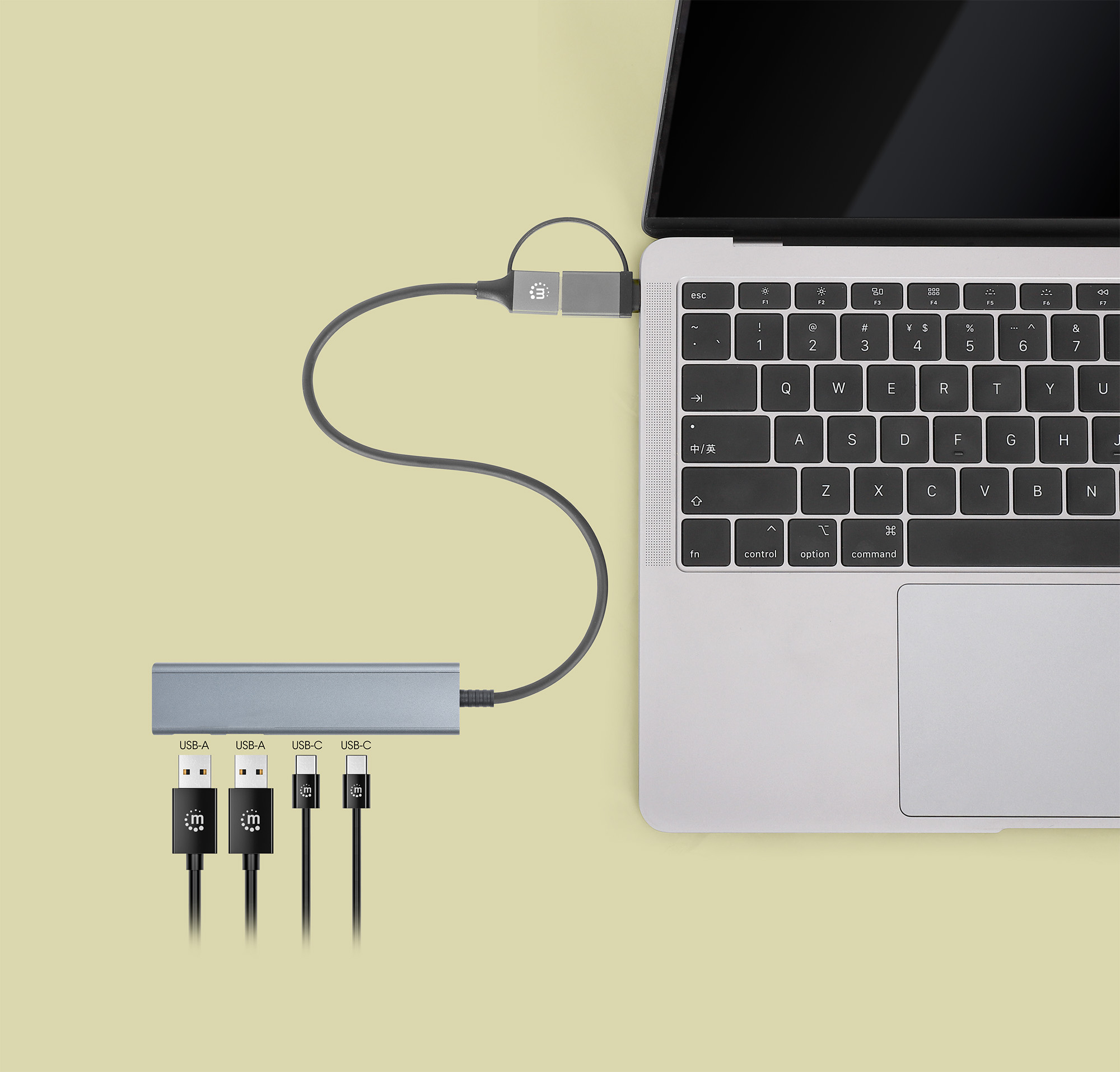 Laptop collegato a un hub USB grigio con più porte USB. I cavi sono collegati.