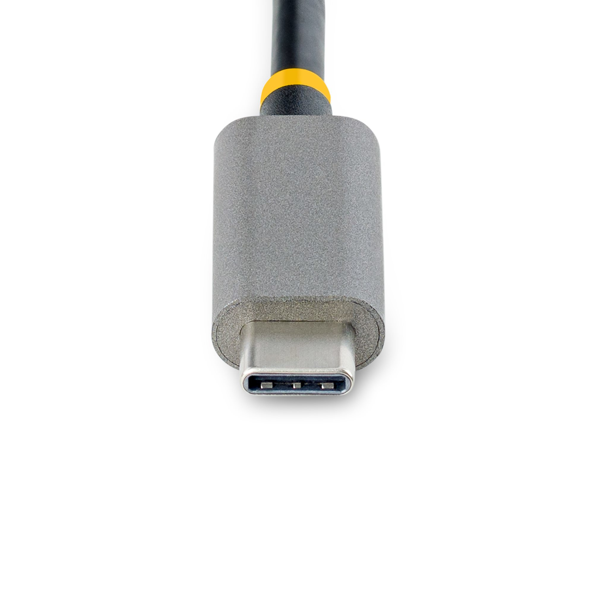 Ein grauer USB-C-Anschluss mit einem gelb-schwarzen Kabel vor weißem Hintergrund. Der Anschluss hat Silber.