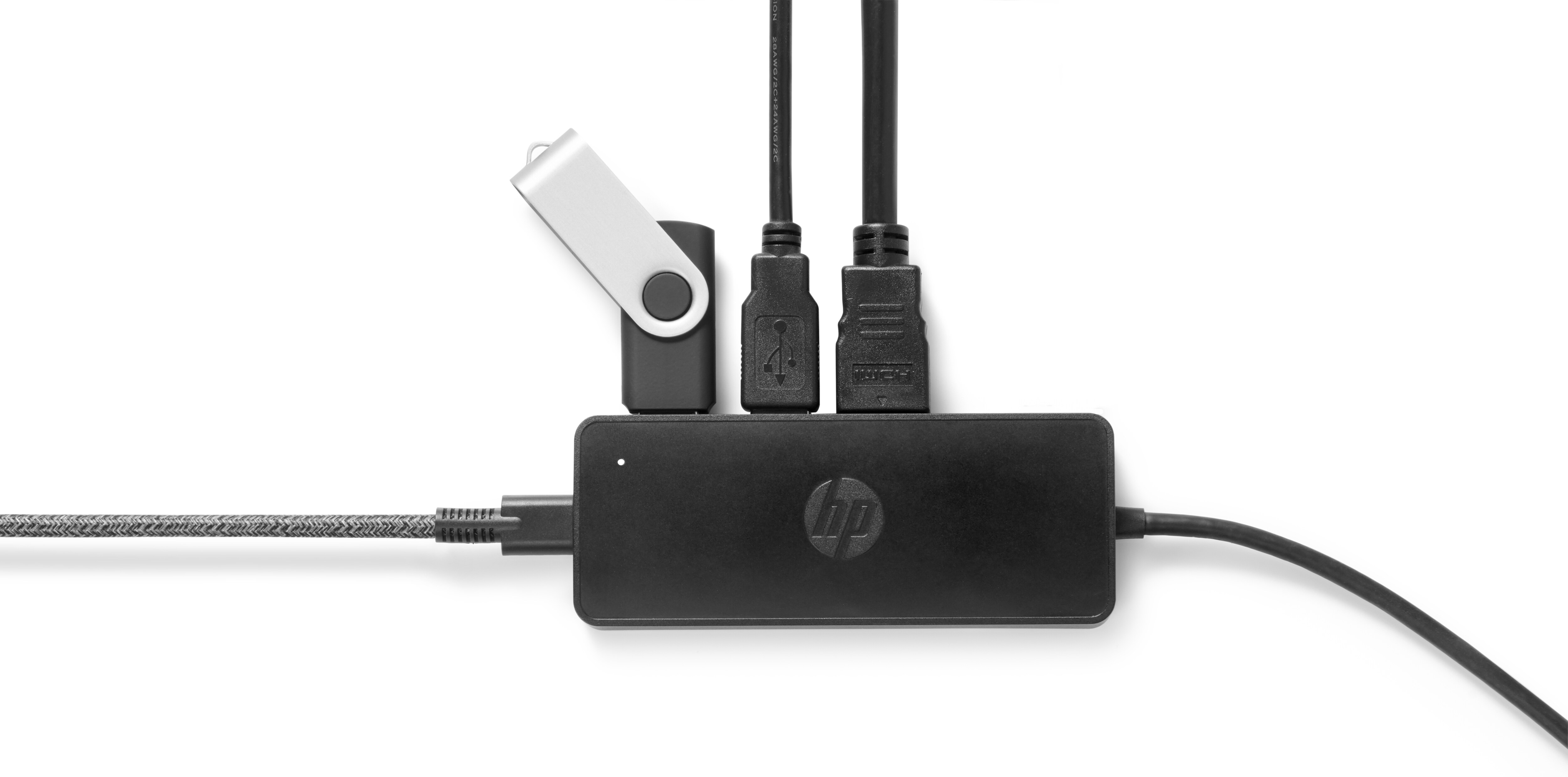Schwarzer HP USB-Hub mit angeschlossenen USB-Laufwerk, USB-A und HDMI-Kabeln, auf weißem Hintergrund.