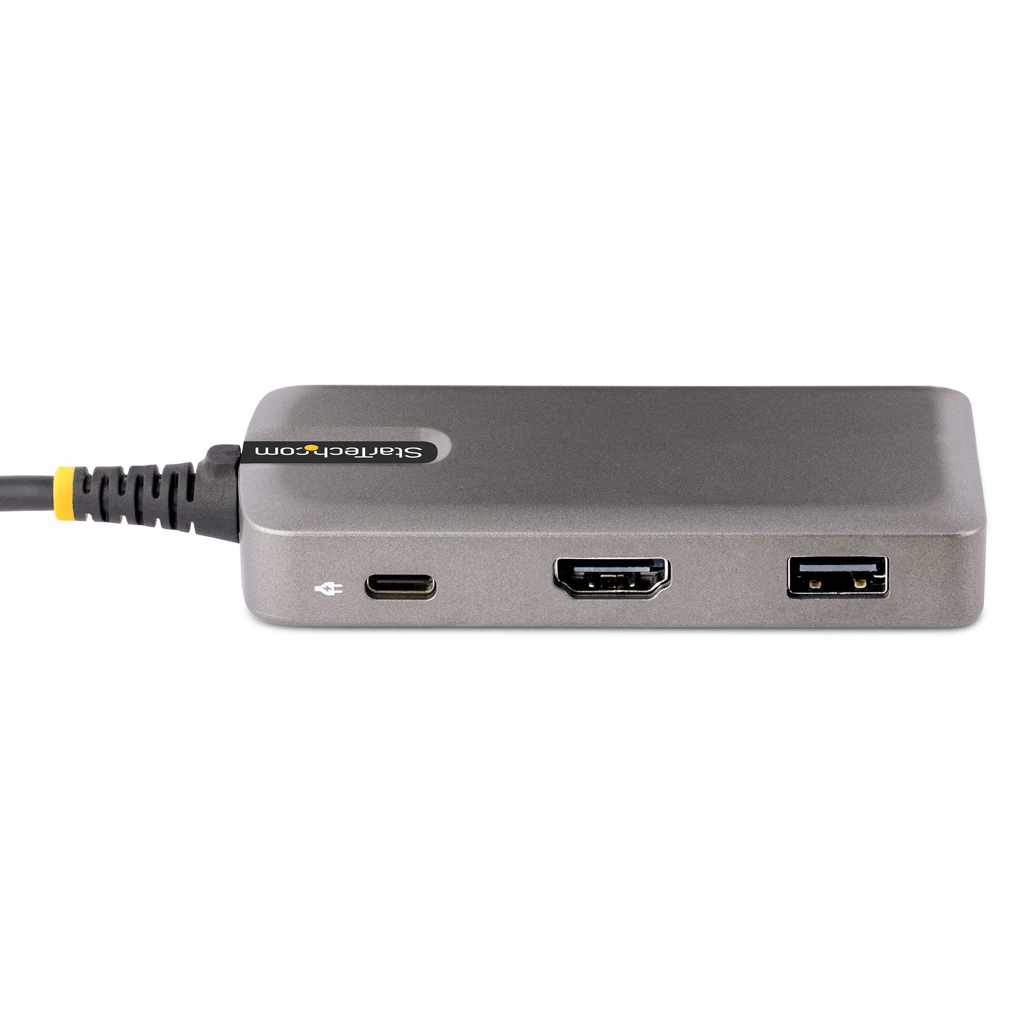 Un hub USB-C grigio con porte e cavo su sfondo bianco.