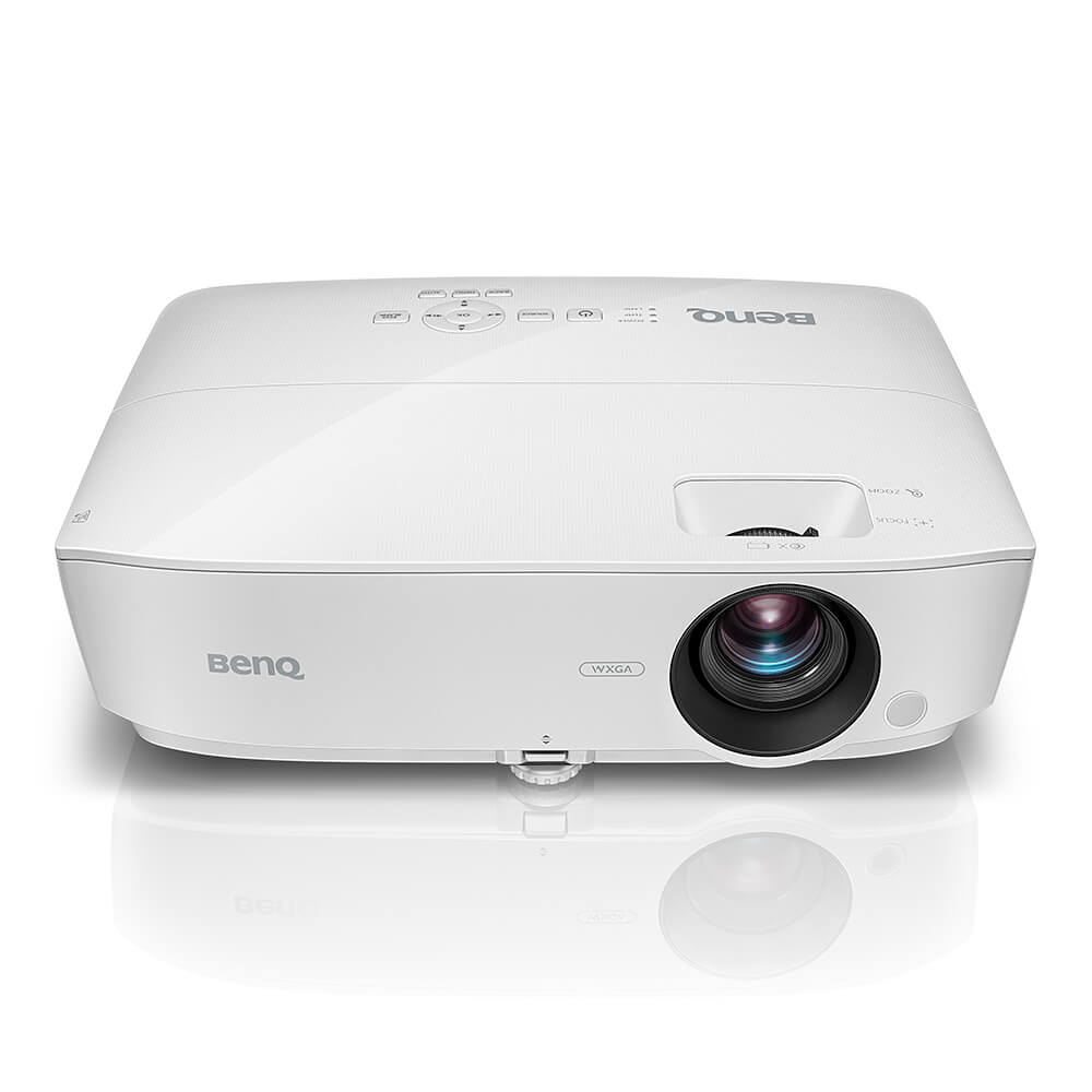 Proyector BenQ blanco, mostrando la lente y los botones de control en la parte superior.