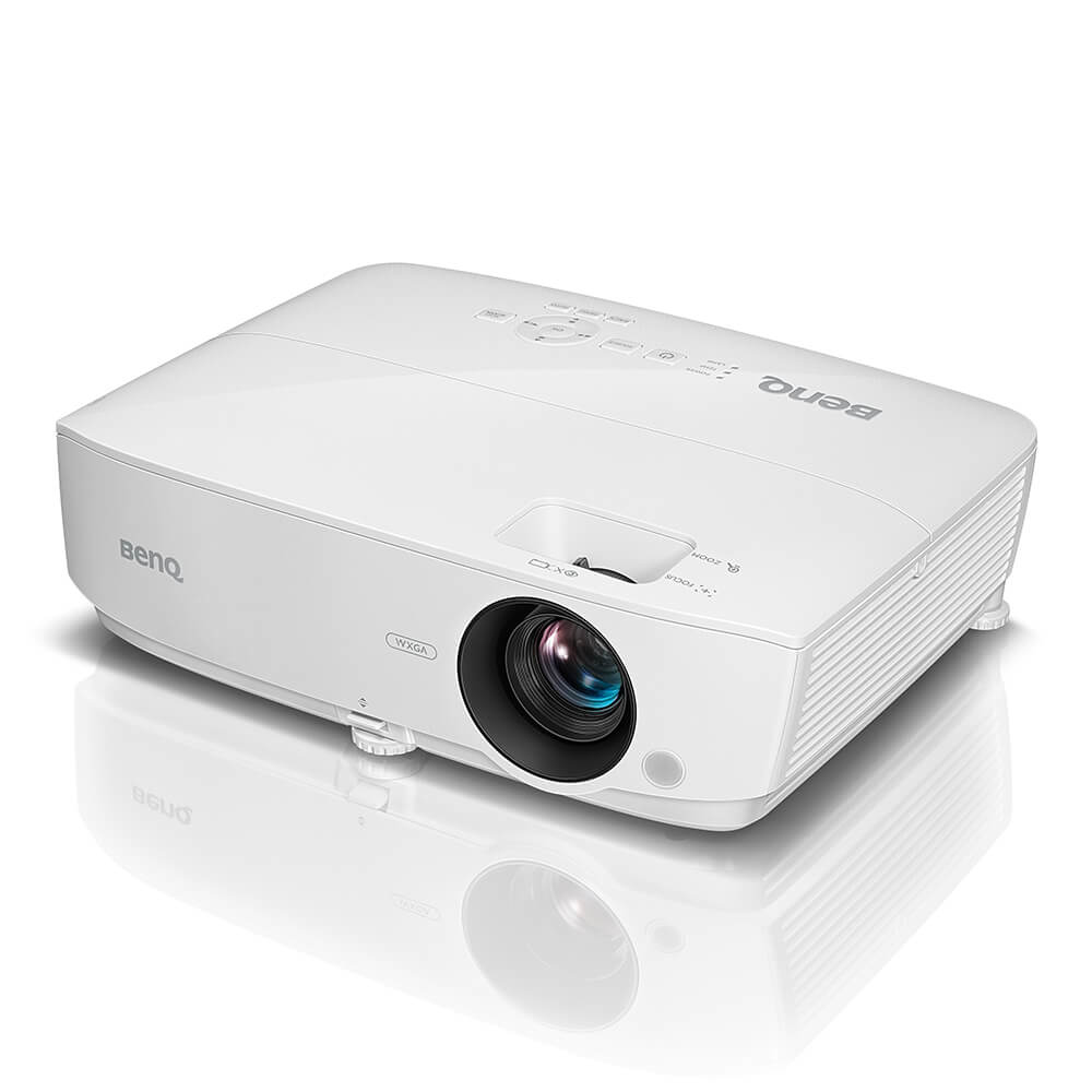 Proyector BenQ blanco, vista en ángulo. Lente negra. Fondo blanco.