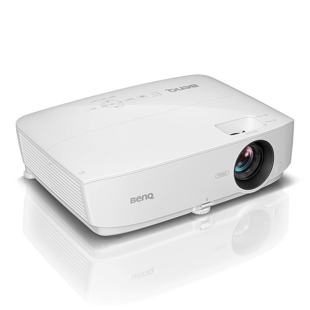 Un proyector BenQ blanco. Tiene una lente y botones de control. Está sobre una superficie blanca. La superficie es reflectante.