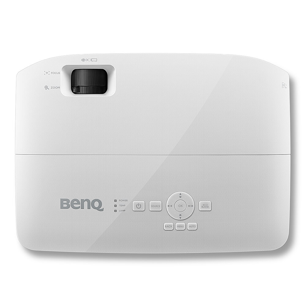 Un proyector BenQ blanco con botones y una lente. El fondo es blanco liso.