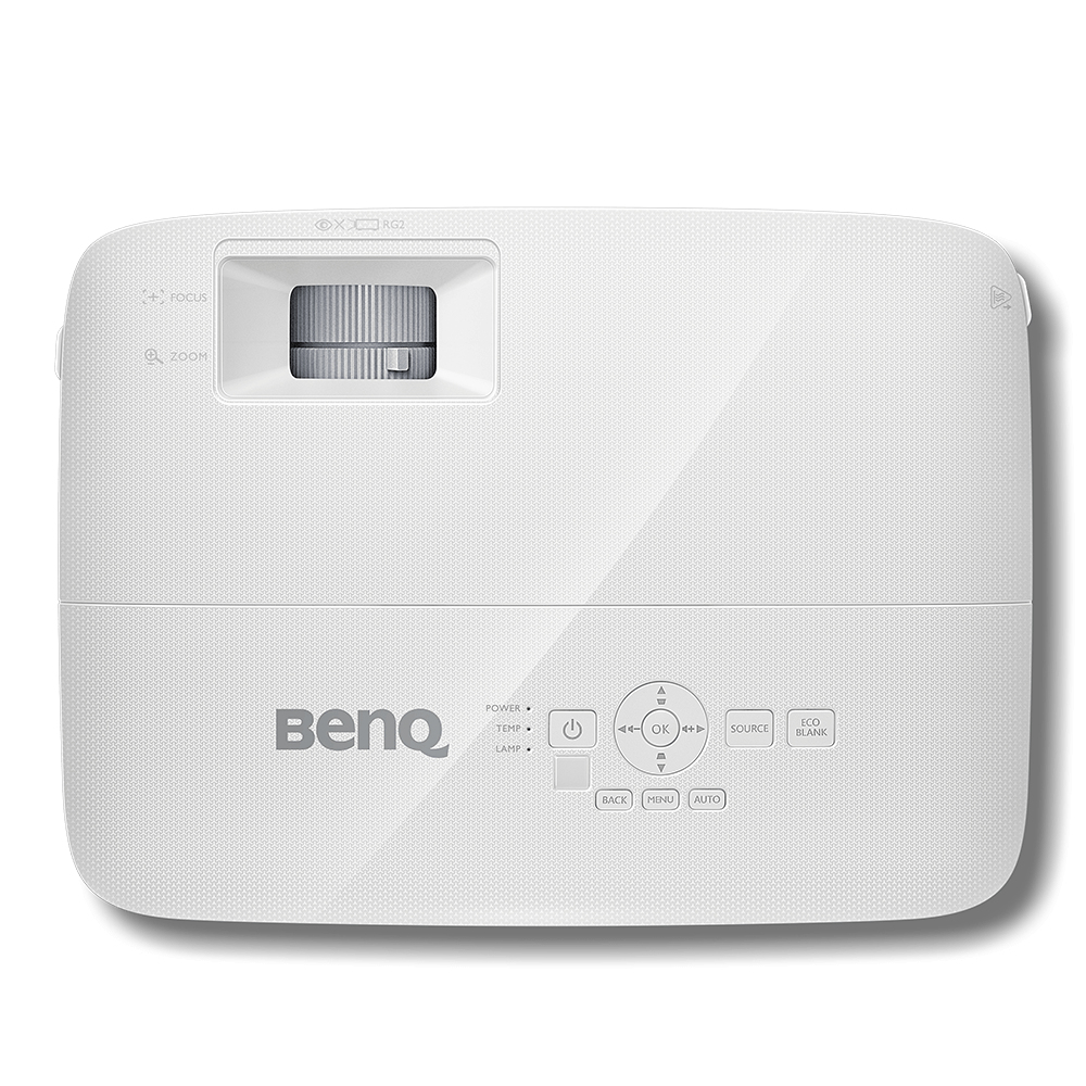 Proyector BenQ blanco con opciones de enfoque y zoom, indicadores de encendido, temperatura y lámpara, y botones de control.