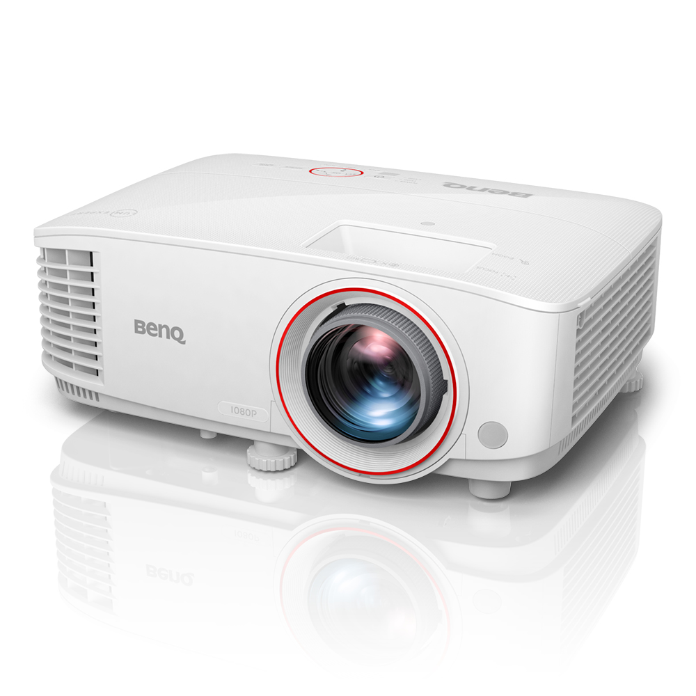 Proiettore BenQ, bianco con anello rosso attorno all'obiettivo, sfondo bianco.