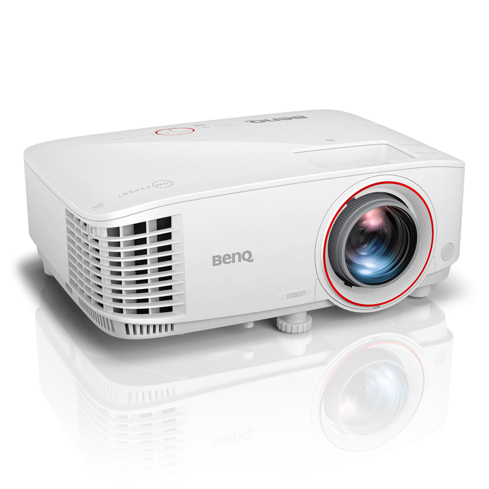 Proiettore BenQ bianco con anello rosso attorno all'obiettivo, su superficie riflettente.