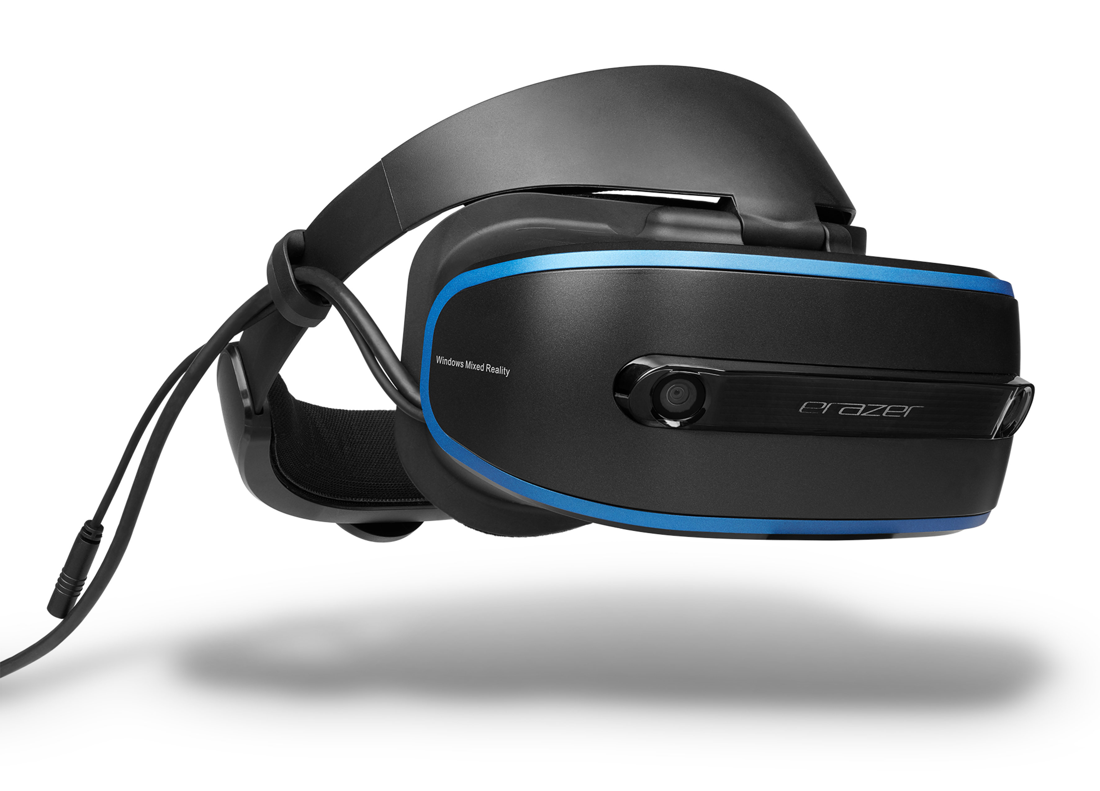 VR-Headset, schwarz mit blauen Akzenten. Auf dem Kopf getragen, mit Kabeln, weißer Hintergrund.
