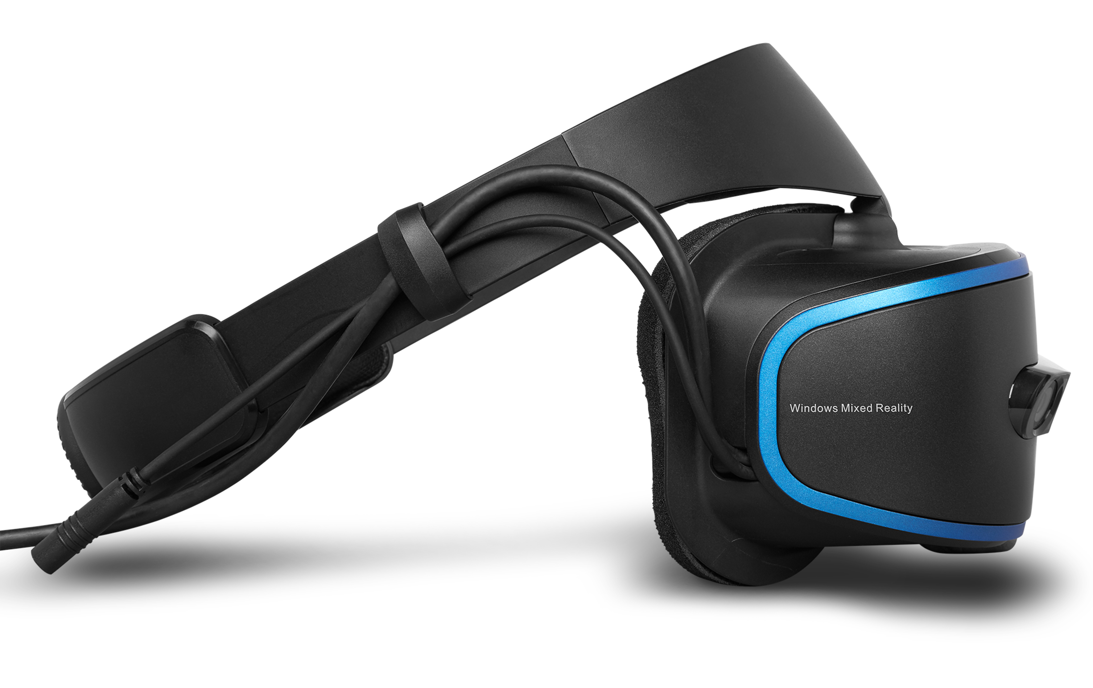 Schwarzes VR-Headset mit blauen Akzenten und schwarzem Kabel, auf weißem Hintergrund. Das Headset ist abgewinkelt.