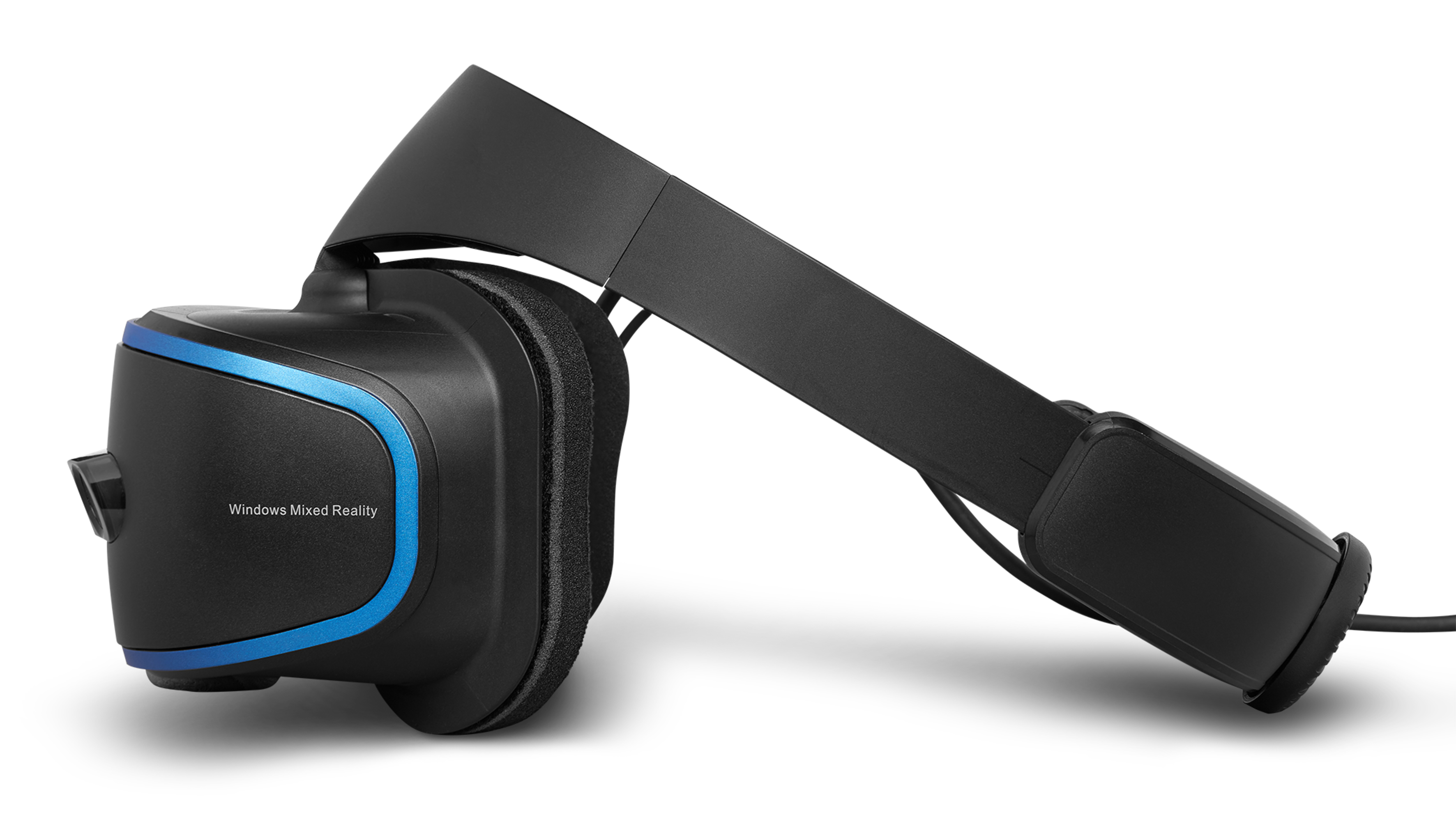 Ein schwarz-blaues Windows Mixed Reality VR-Headset, leicht nach links geneigt.