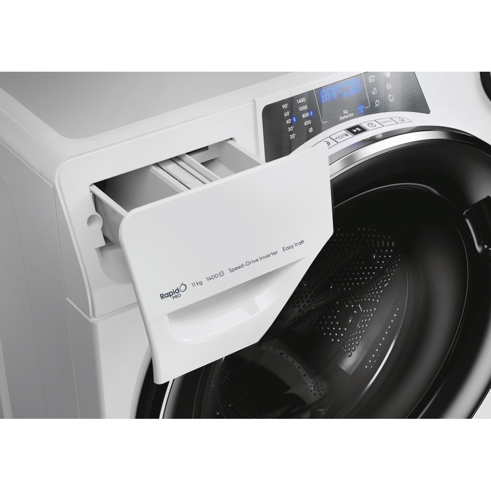 Lavatrice bianca con cassetto detersivo aperto, porta nera e display digitale.