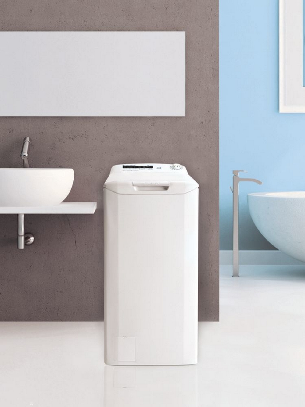 Lavatrice bianca in bagno. Lavabo e specchio a sinistra, vasca a destra. Parete blu.