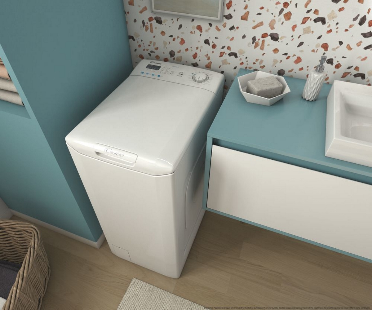 Una lavatrice bianca accanto a un mobile blu. La scena comprende un lavandino e oggetti decorativi.