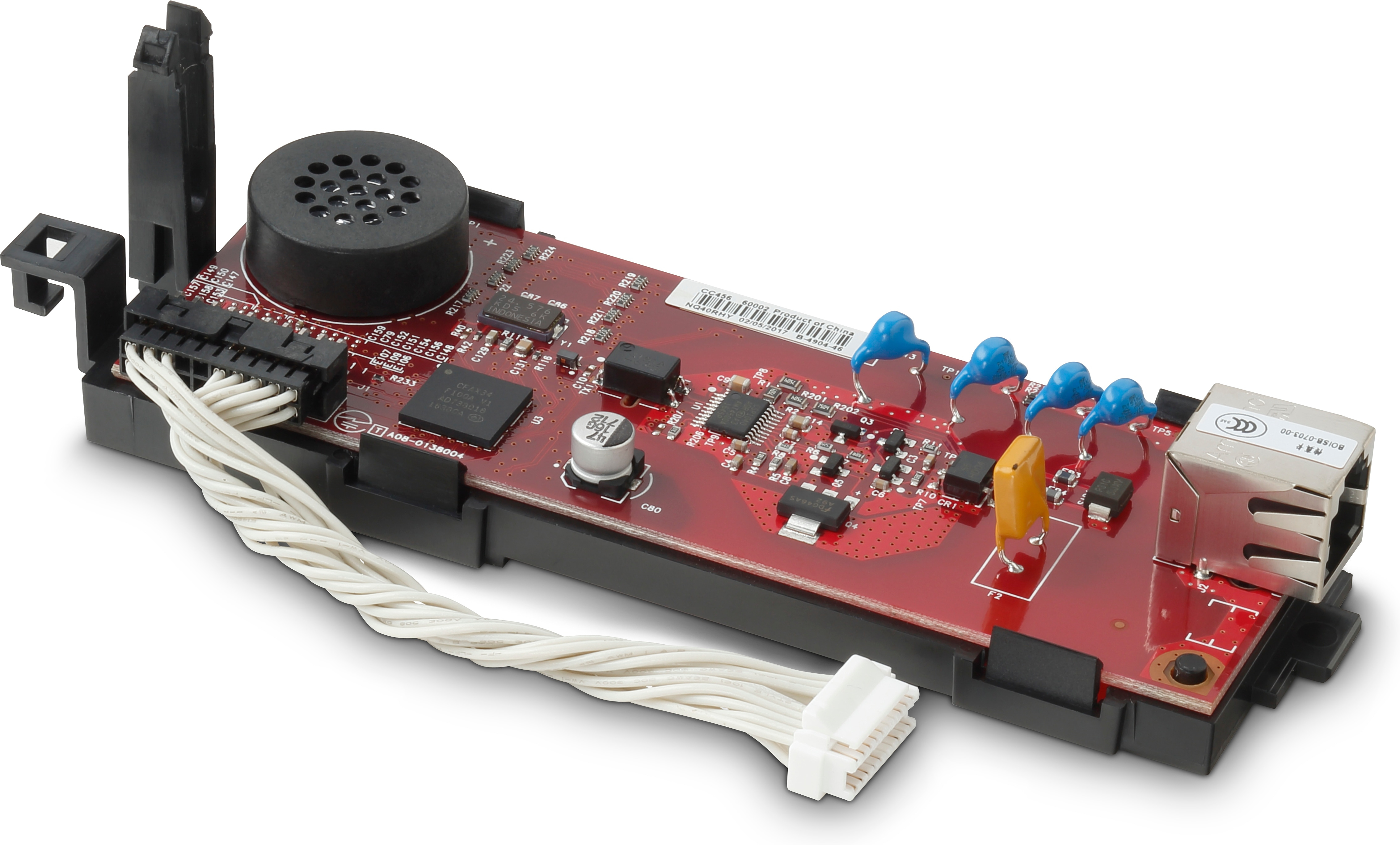Placa de circuito con varios componentes electrónicos, conectores y un altavoz.