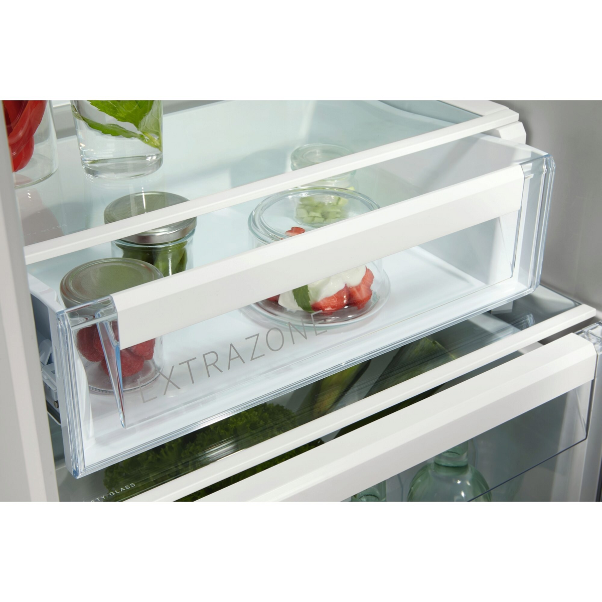 Cajón de refrigerador con alimentos, mostrando el texto 'EXTRAZONE'.