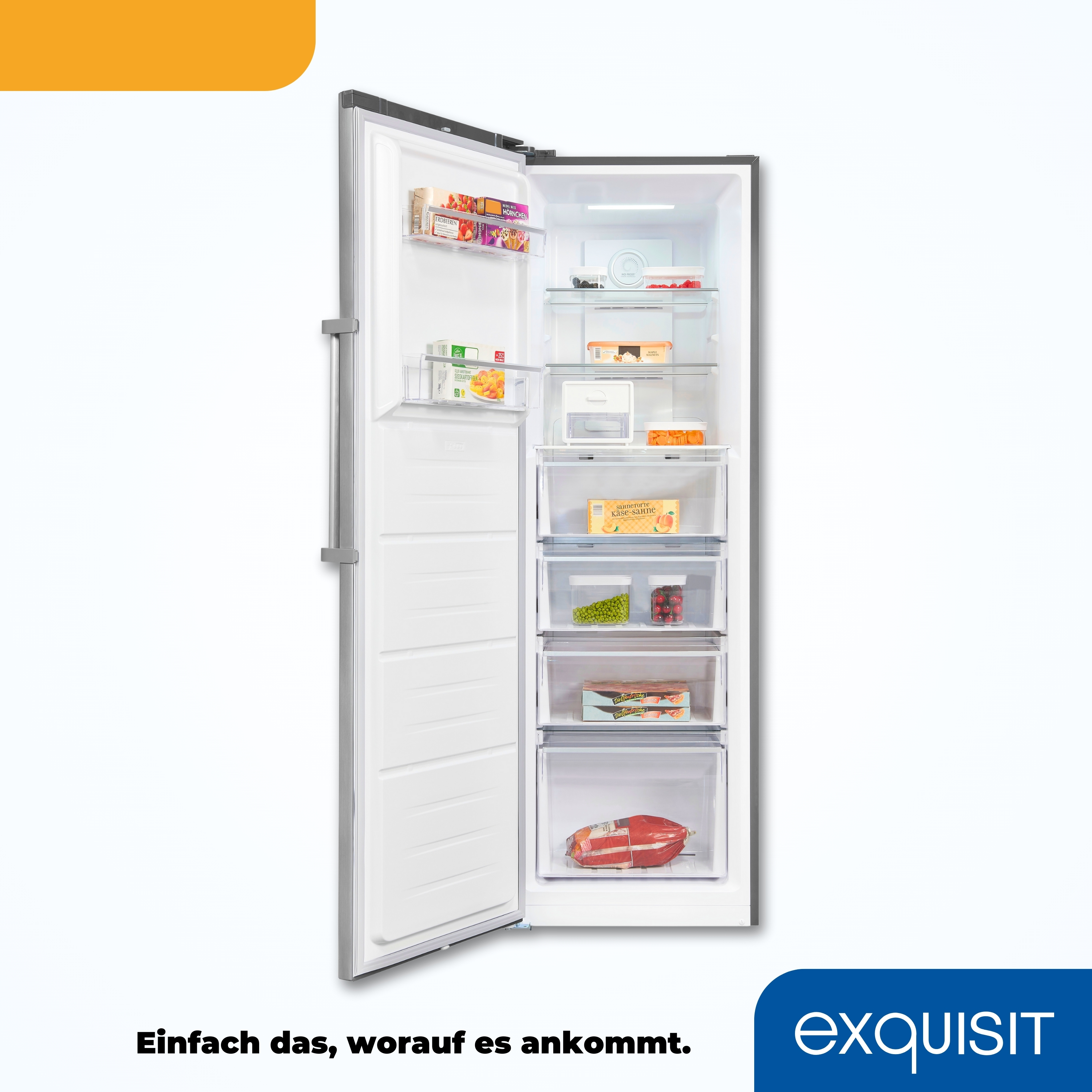 Ein Kühlschrank ist geöffnet und zeigt Regale mit Lebensmitteln. Der Kühlschrank ist silber.