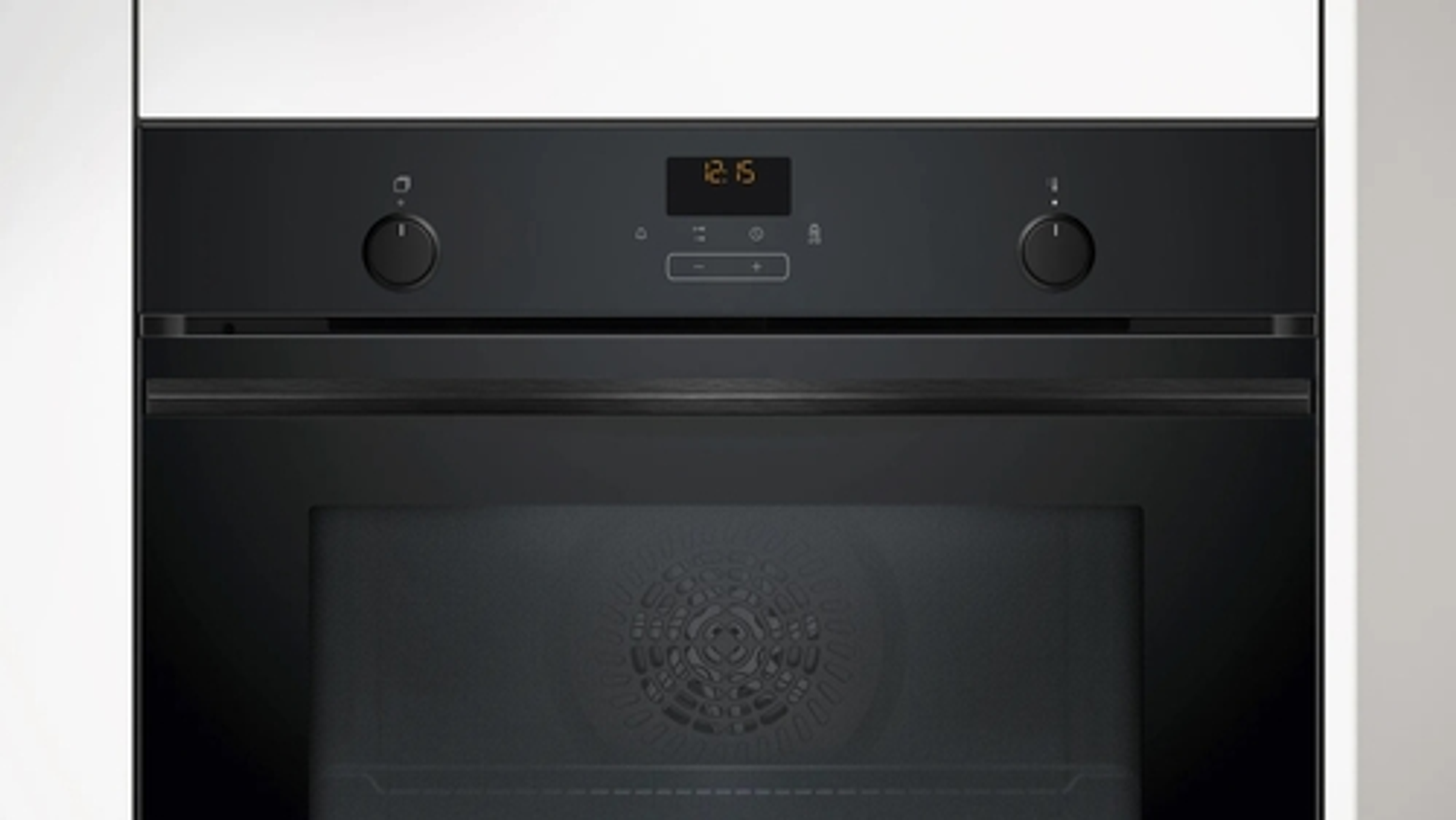 Horno negro con reloj digital, botones y puerta cerrada.