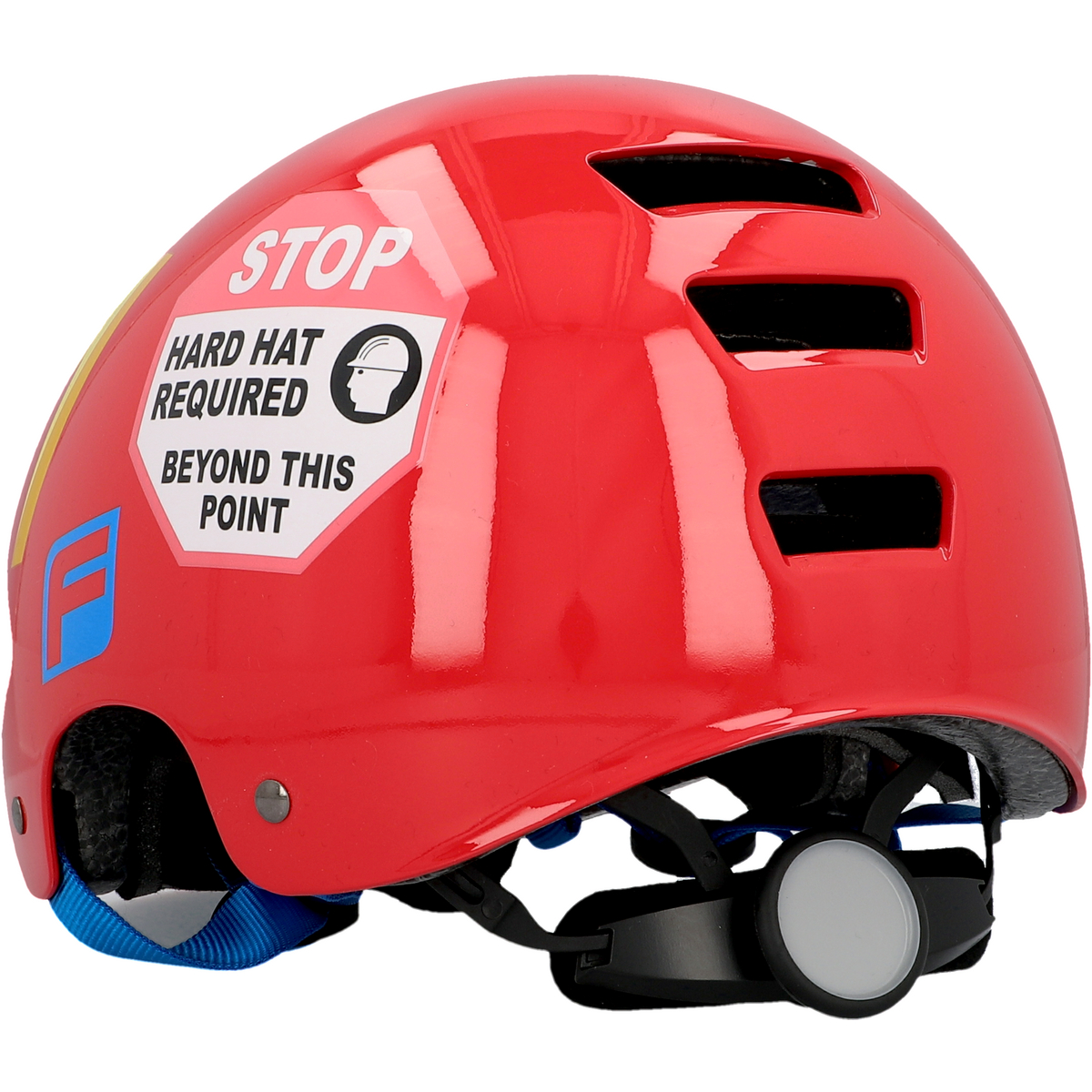Roter Fahrradhelm mit Warnaufklebern. Blauer Riemen. Weißer Hintergrund.