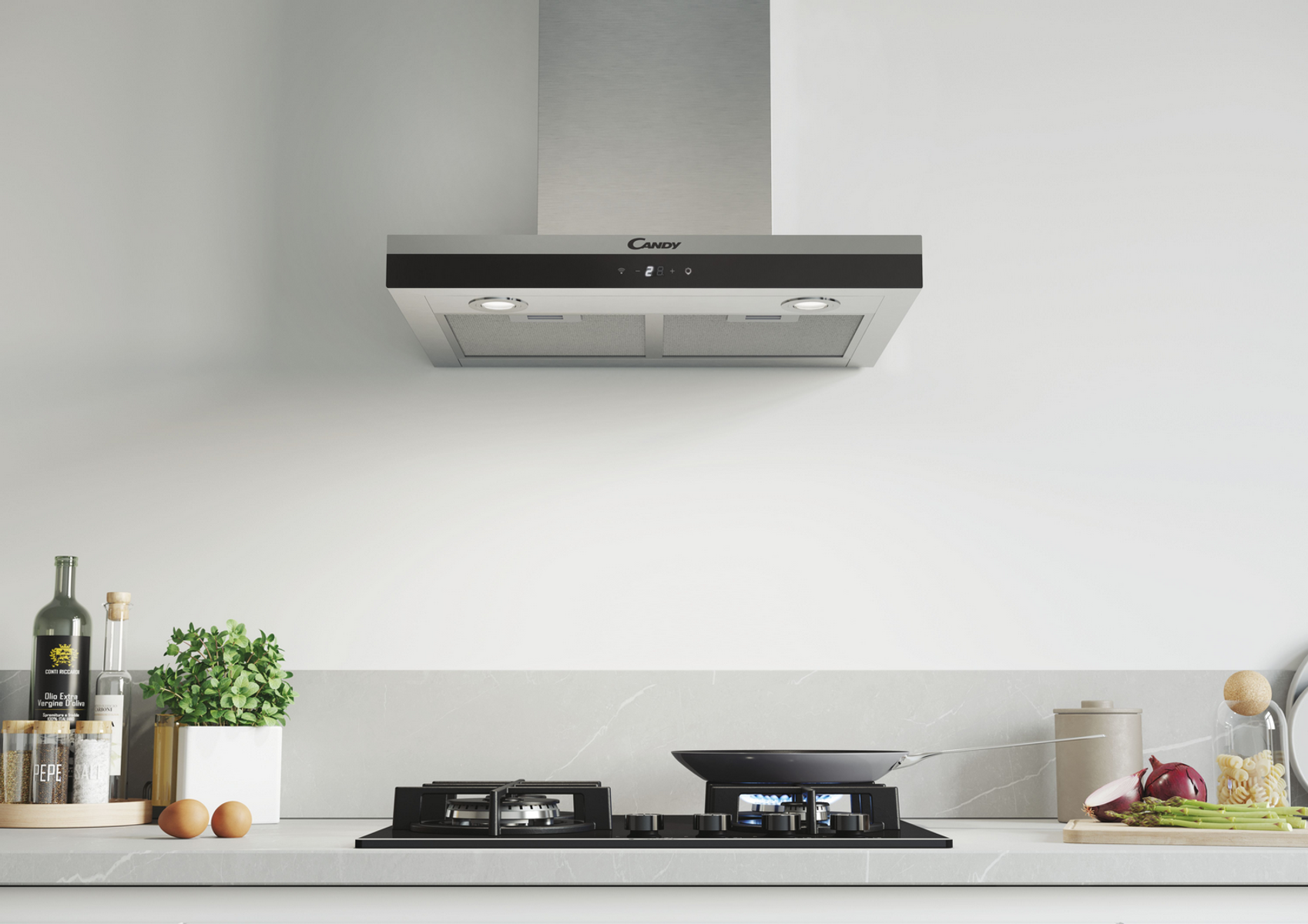 Escena de cocina con una campana extractora Candy sobre una placa de cocina. Incluye utensilios de cocina, alimentos y botellas.
