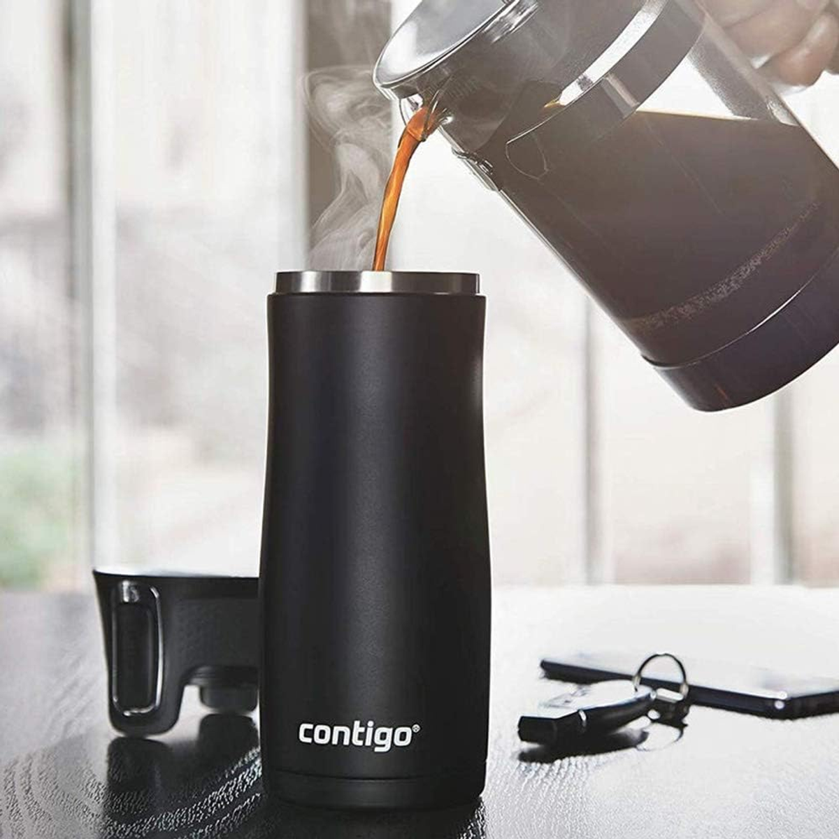 Café vertiéndose de una jarra a un termo Contigo negro. Llaves y teléfono cerca.