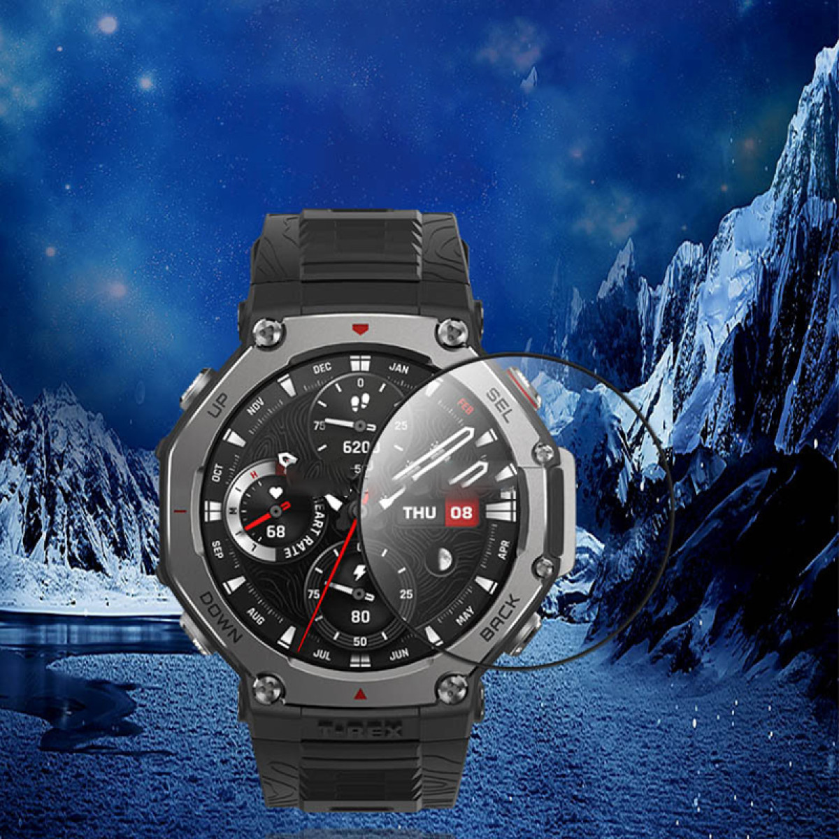 Schwarze Smartwatch mit schneebedecktem Berg-Hintergrund. Die Uhr zeigt Datum und Uhrzeit an. Es gibt einen Displayschutz.