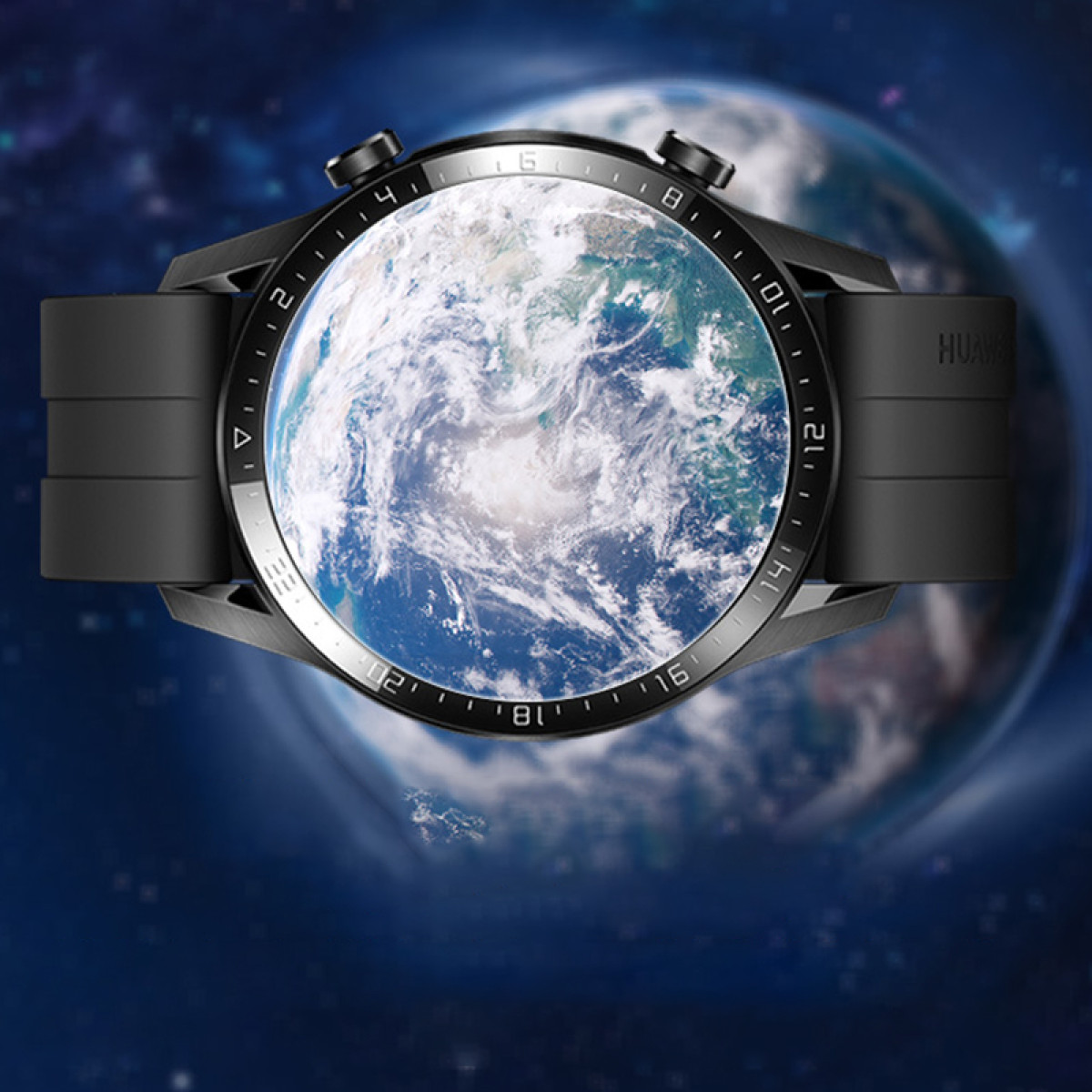 Smartwatch nero con schermo che mostra la Terra. La protezione dello schermo è in posizione.