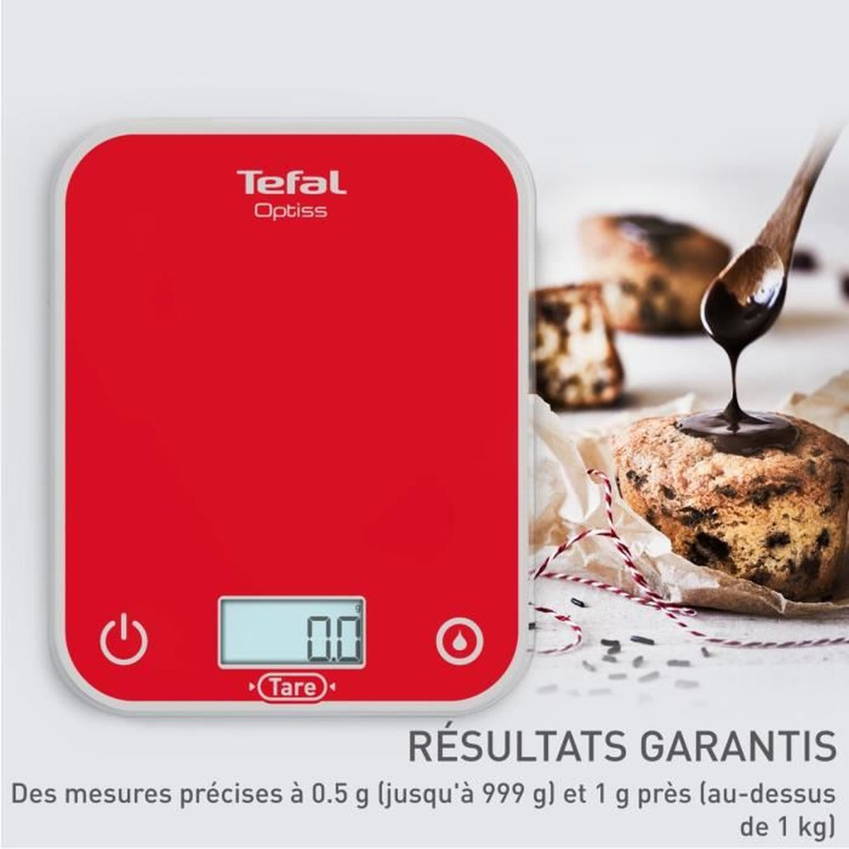Rote Tefal Optiss Waage, misst 0,0, mit Backwaren und einem Löffel.