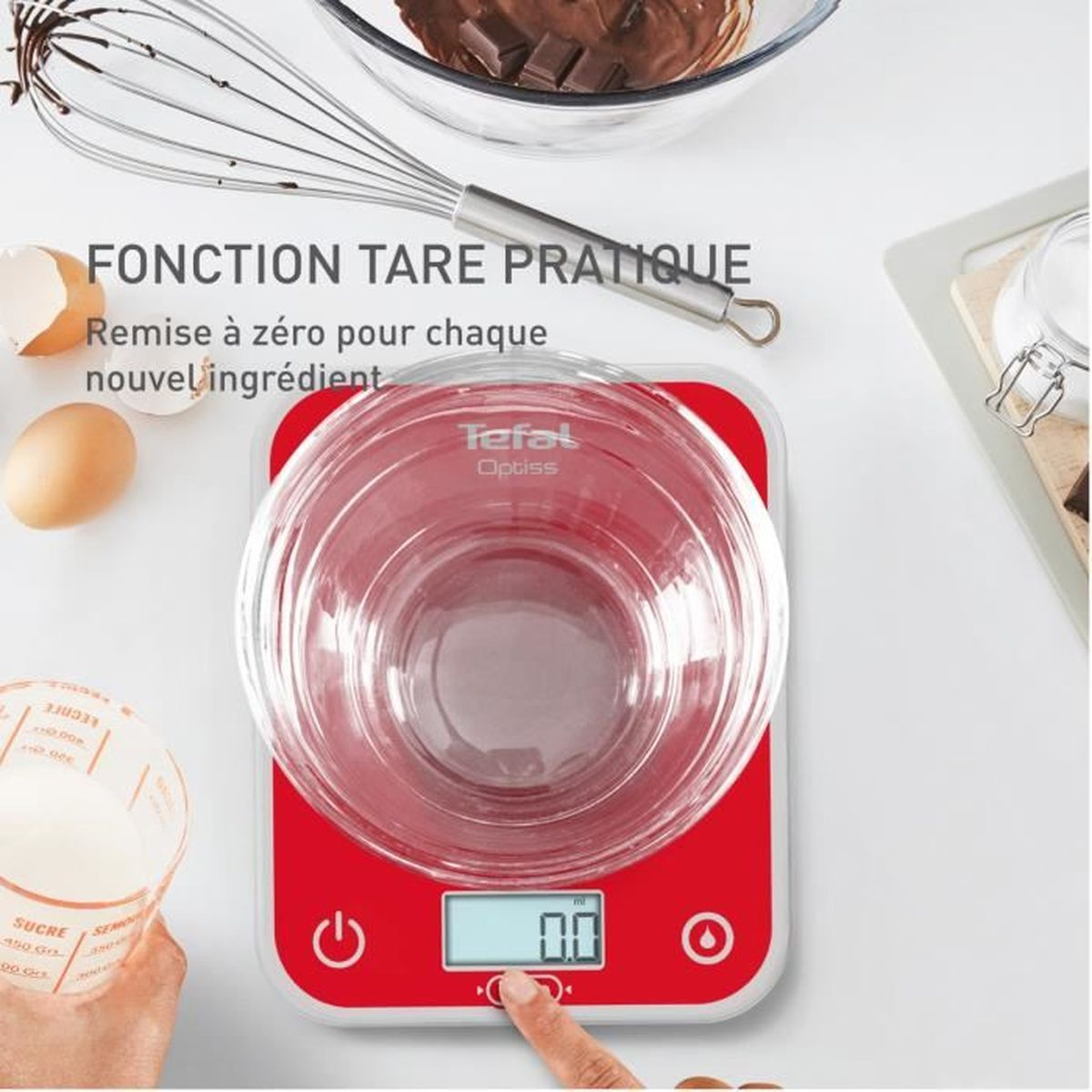 Eine rote digitale Küchenwaage mit Glasschüssel und Zutaten, Anzeige 0.0.