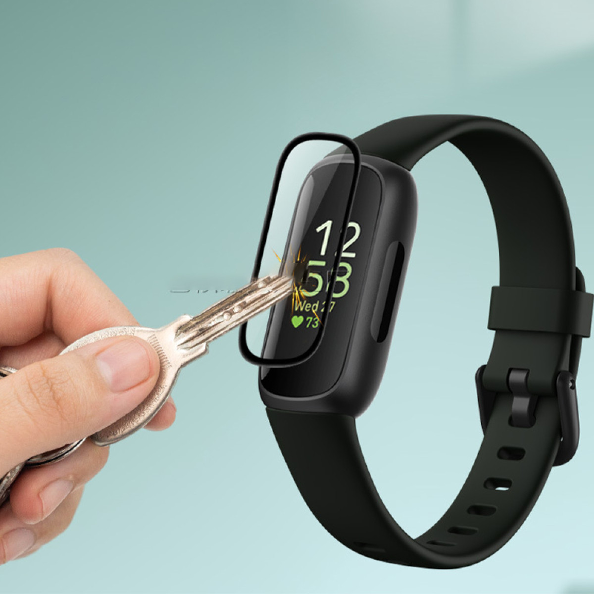 Eine Hand mit einem Schlüssel in der Nähe einer schwarzen Smartwatch. Der Bildschirm zeigt die Zeit. Eine klare Displayschutzfolie wird angebracht.