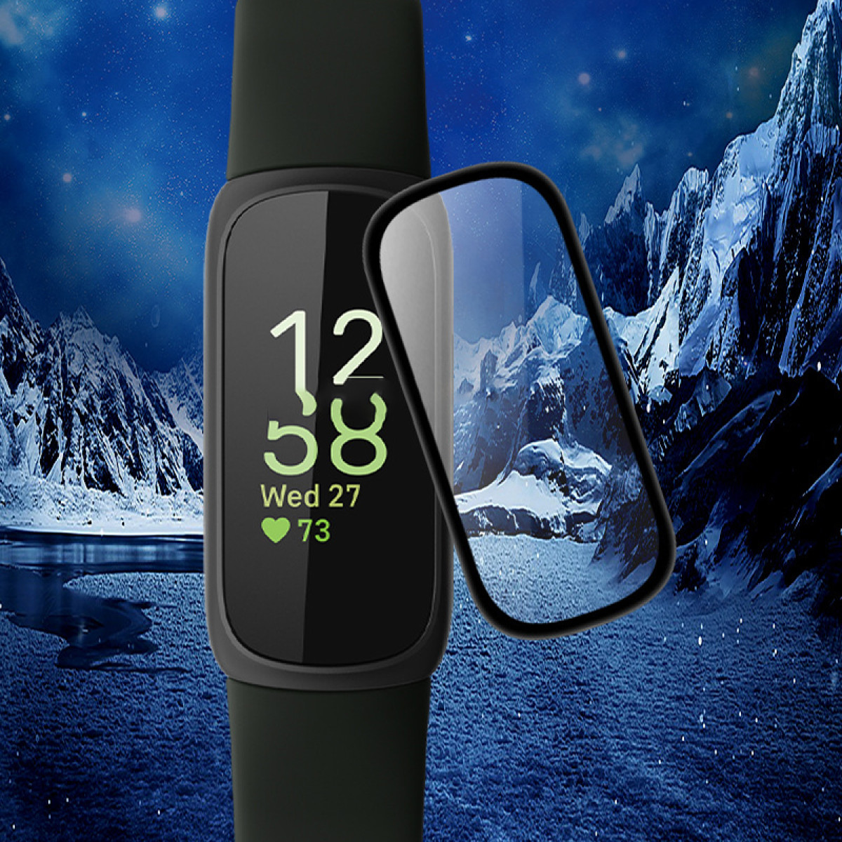 Schwarze Smartwatch zeigt die Uhrzeit an, mit klarer Displayschutzfolie. Hintergrund zeigt schneebedeckte Berge.