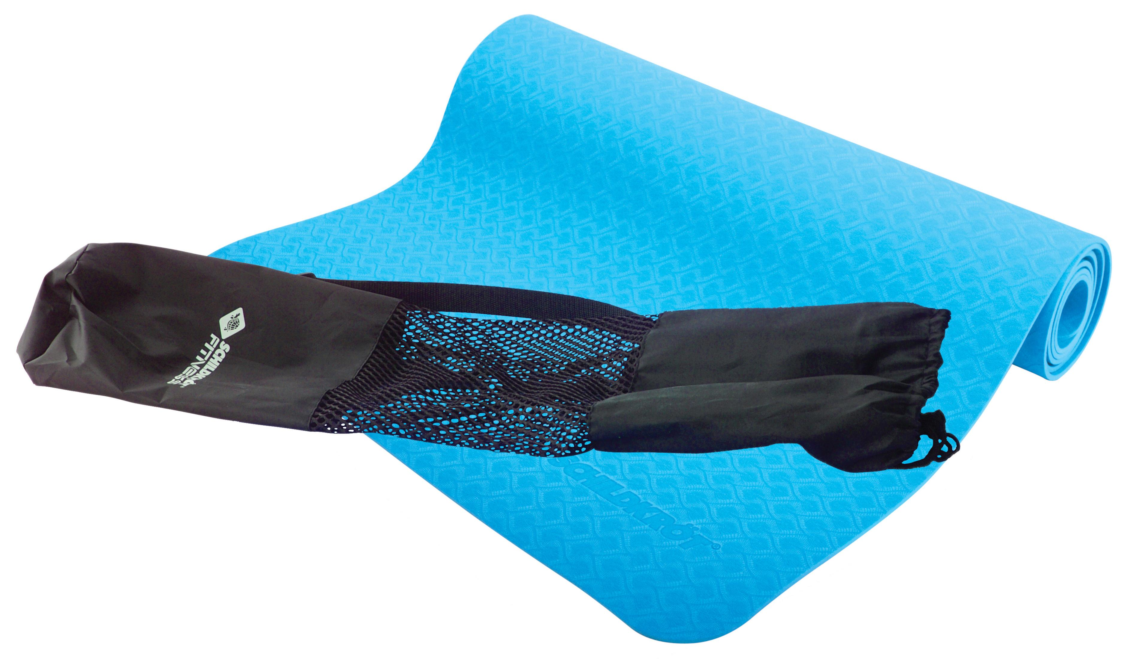 Esterilla de yoga azul con una bolsa negra que contiene bolsas más pequeñas, todo sobre un fondo blanco.