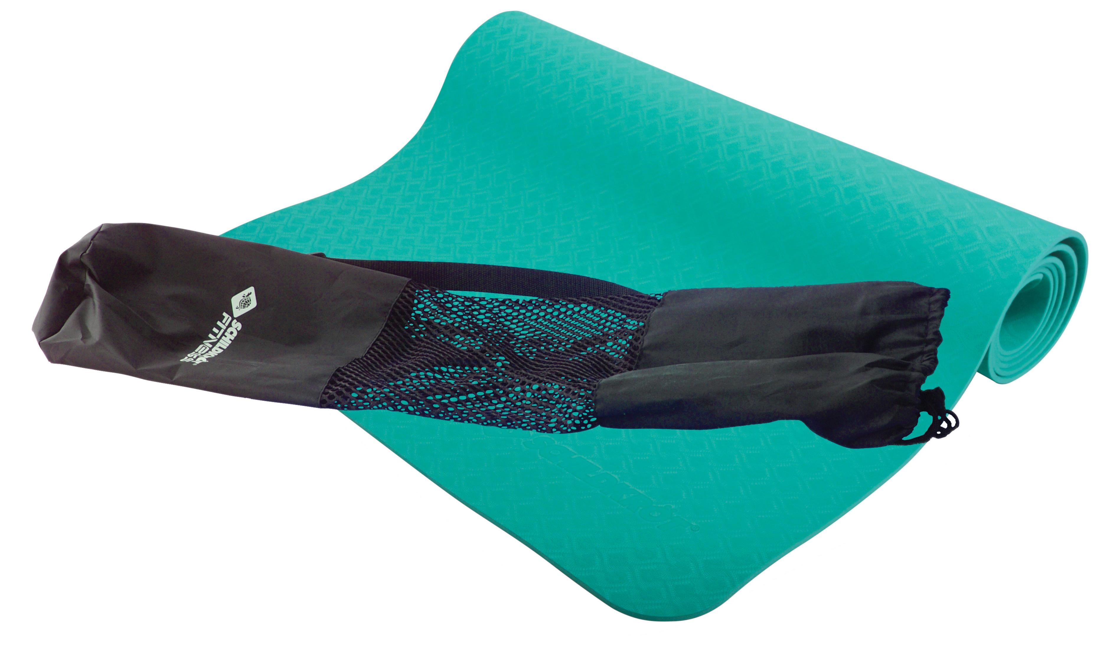 Un tappetino da yoga turchese arrotolato con una borsa nera sopra.