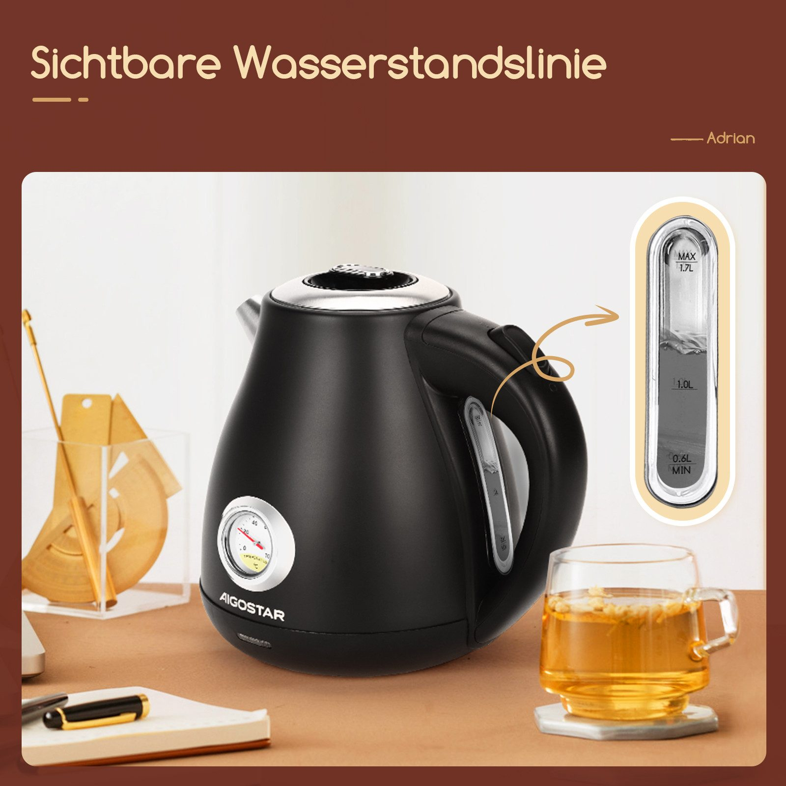 Ein schwarzer elektrischer Wasserkocher mit sichtbarem Wasserstand, ein Glas Tee und ein Thermometer. Text: 'AIGOSTAr'.