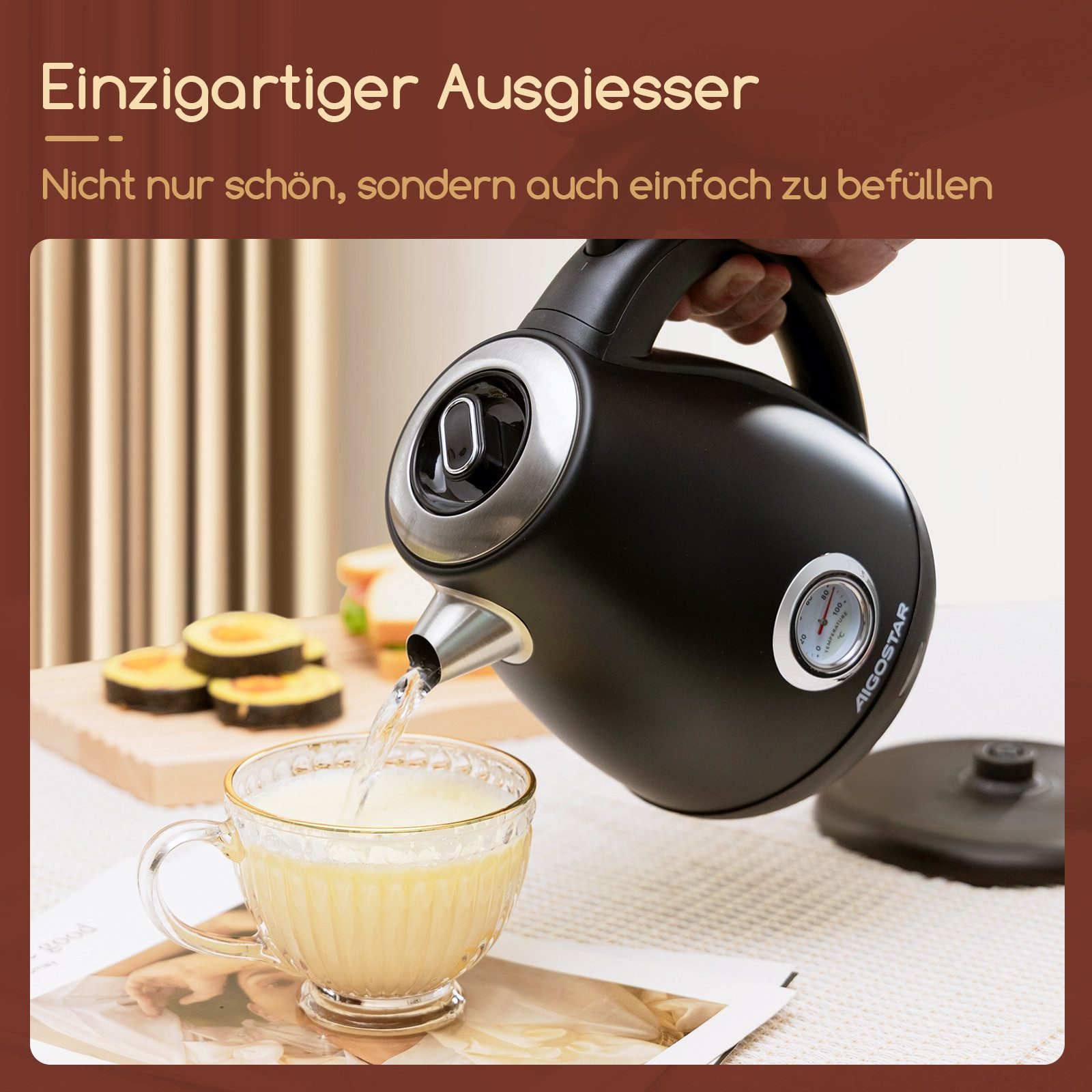 Ein schwarzer Wasserkocher gießt Wasser in eine GlasTasse. Es gibt auch einen Tisch mit Essen und anderen Gegenständen.
