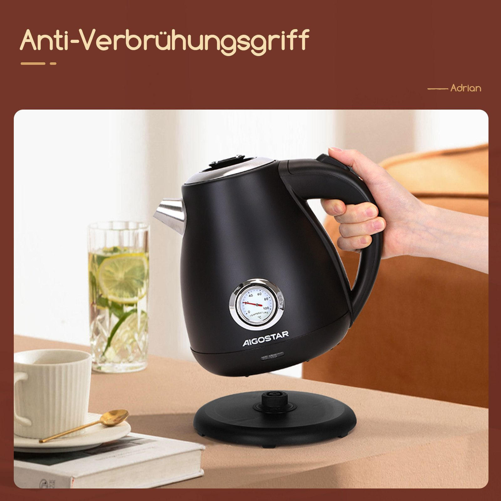 Schwarzer Wasserkocher auf Sockel. Glas mit Zitronenscheiben und Tasse.