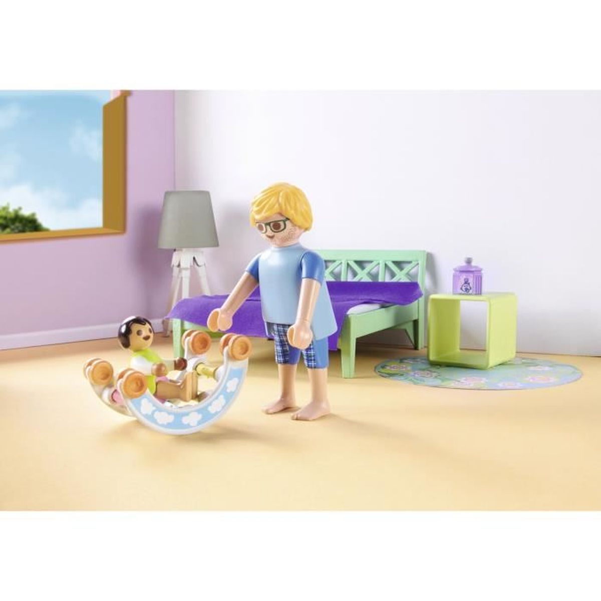 Eine Kinderfigur und eine Jungenfigur spielen mit einem Schaukeltier in einem farbenfrohen Schlafzimmer.