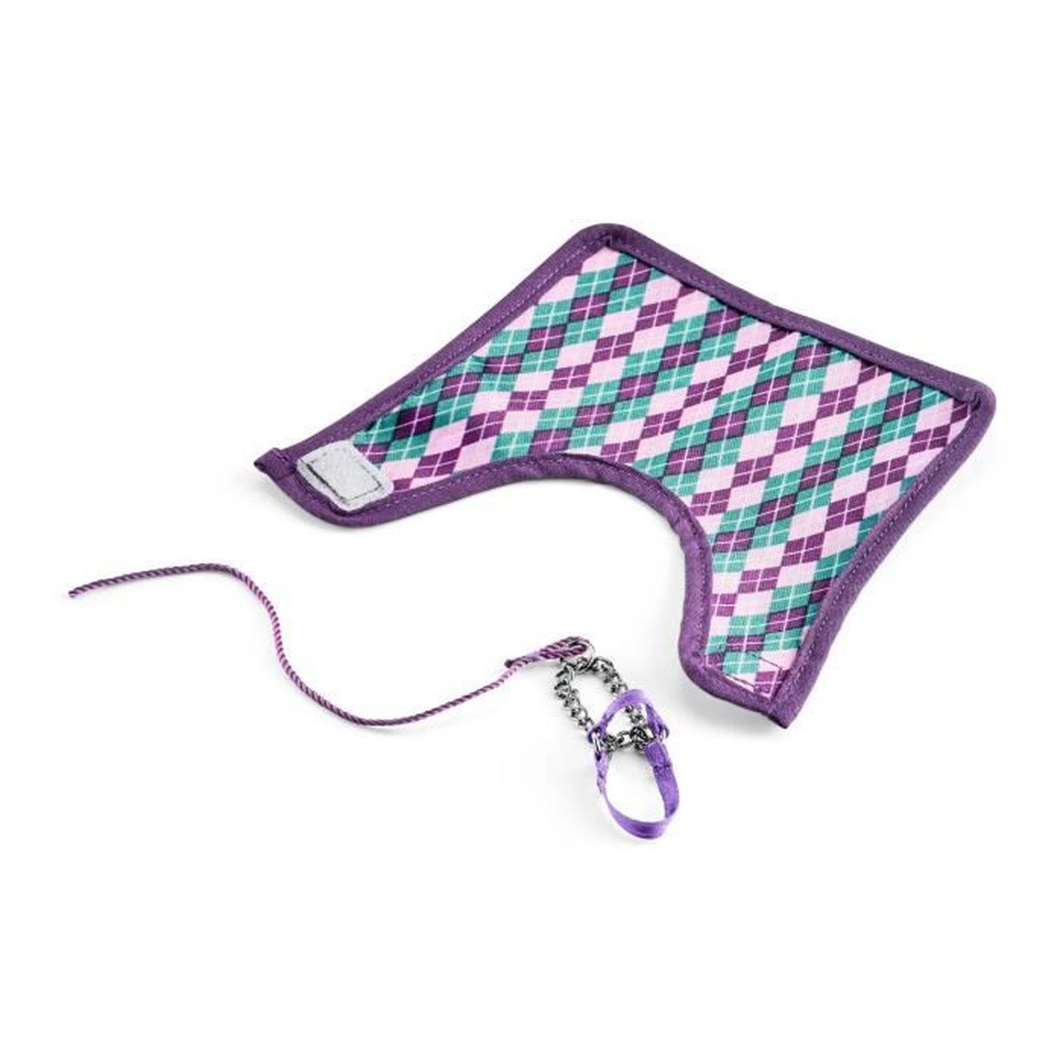 Ein lila, gemustertes Stoffhalsband mit Leine und Kette, vor weißem Hintergrund.