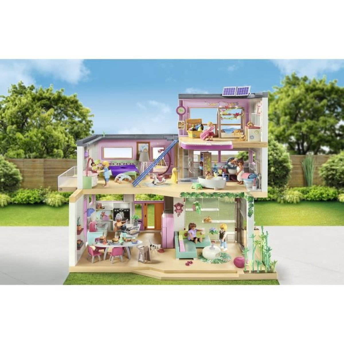 Ein detailliertes Puppenhaus mit mehreren Zimmern, Menschen und Möbeln.
