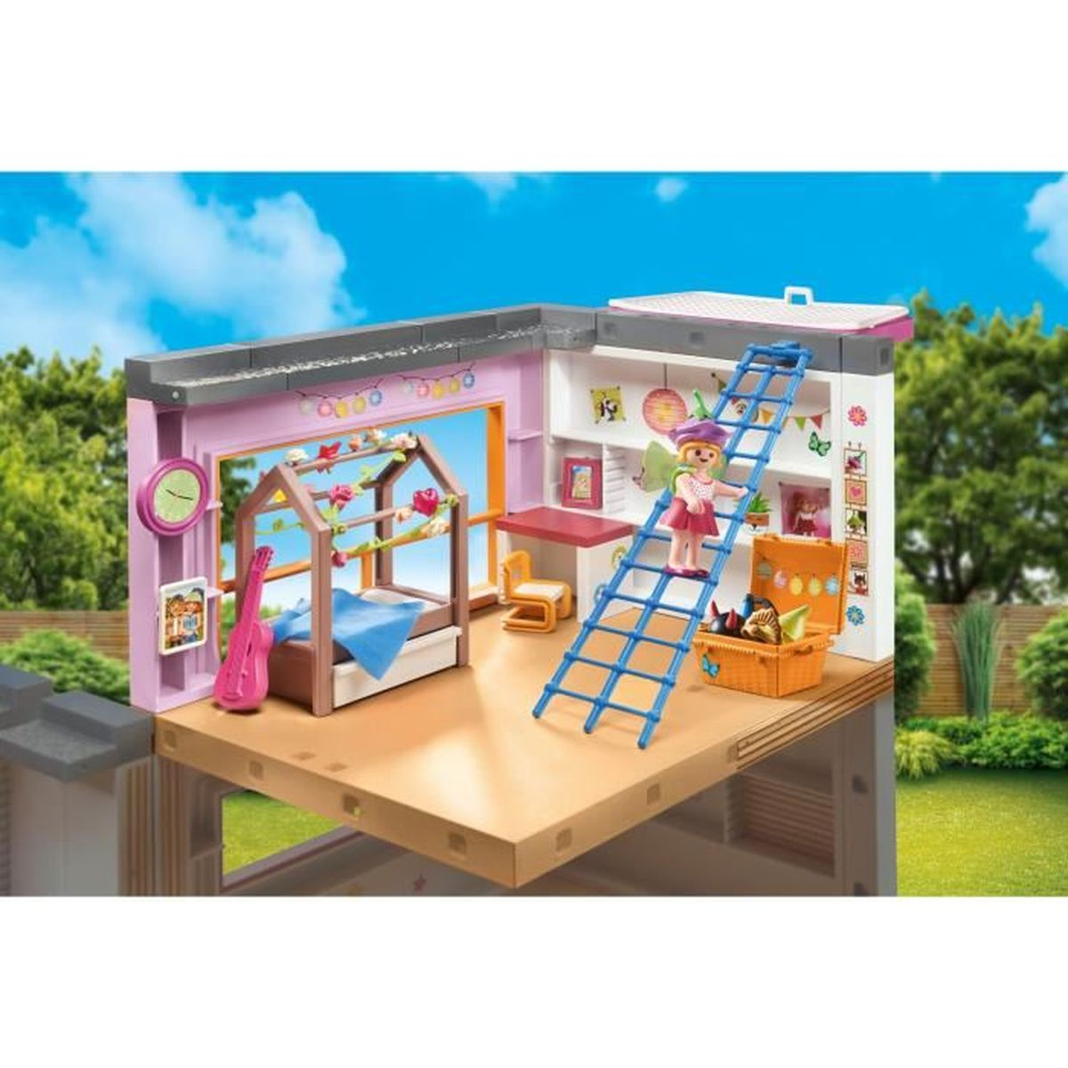 Eine Puppenhaus-Szene mit einer Puppe und einer Leiter. Blauer Himmel und Bäume im Hintergrund.