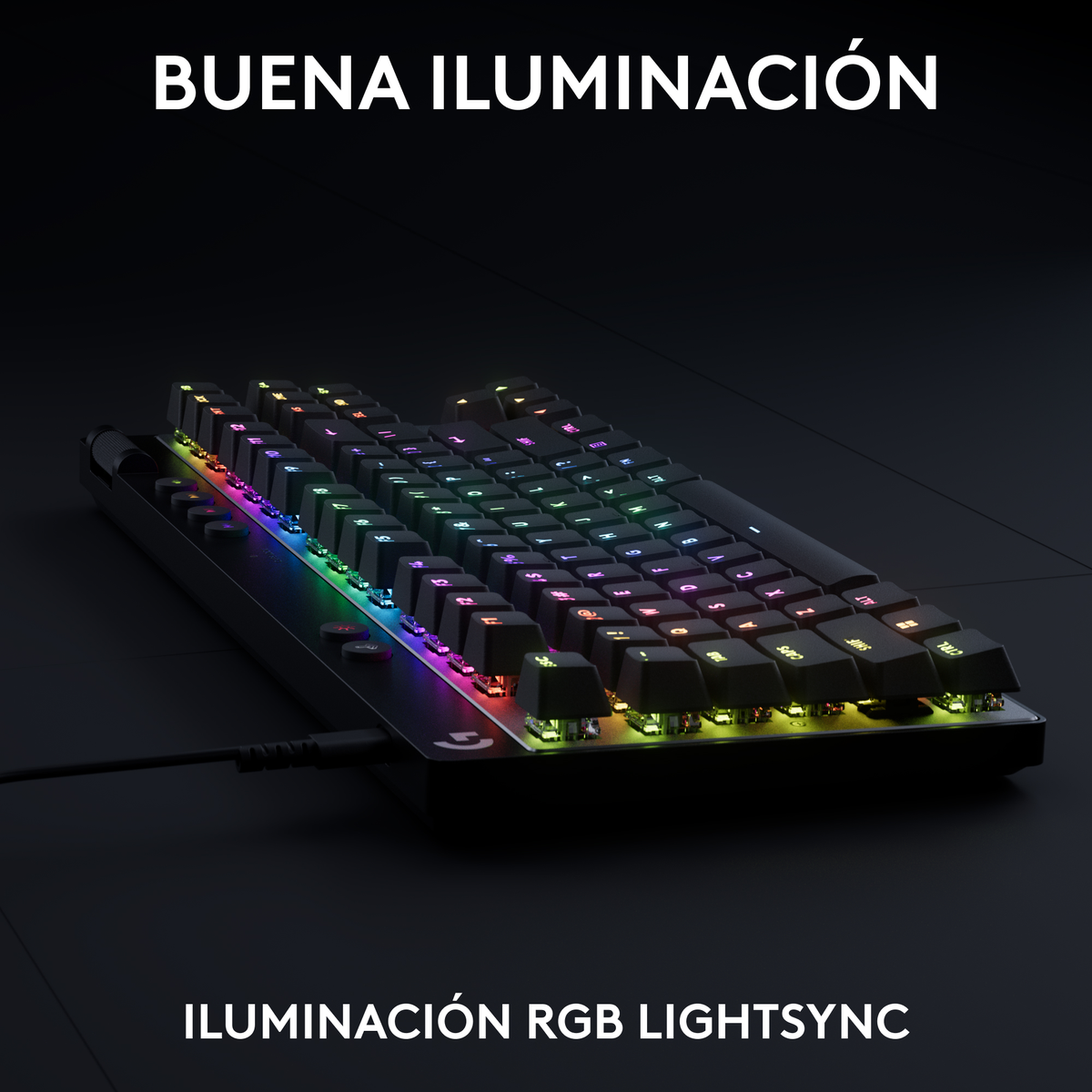 Czarna klawiatura z kolorowymi podświetlanymi klawiszami. Tekst: 'BUENA ILUMINACIÓN' i 'ILUMINACIÓN RGB LIGHTSYNC'.