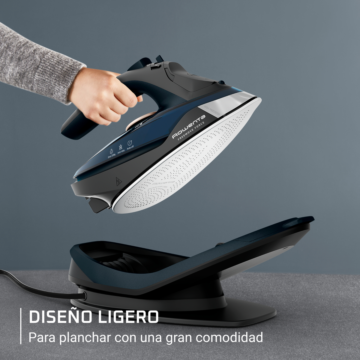 Rowenta Bügeleisen, Winkelansicht, Hand hält es über einer Basis. Text: Diseño Ligero.
