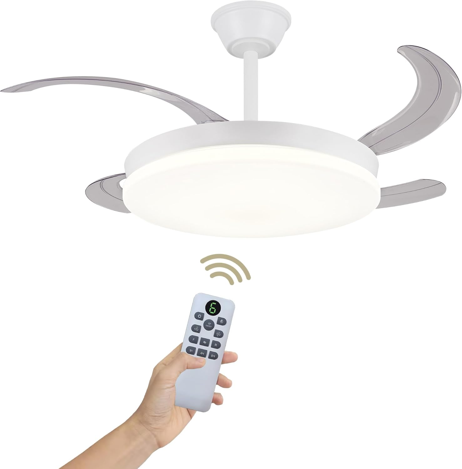 Ventilador de techo blanco con mando a distancia sostenido por una mano.