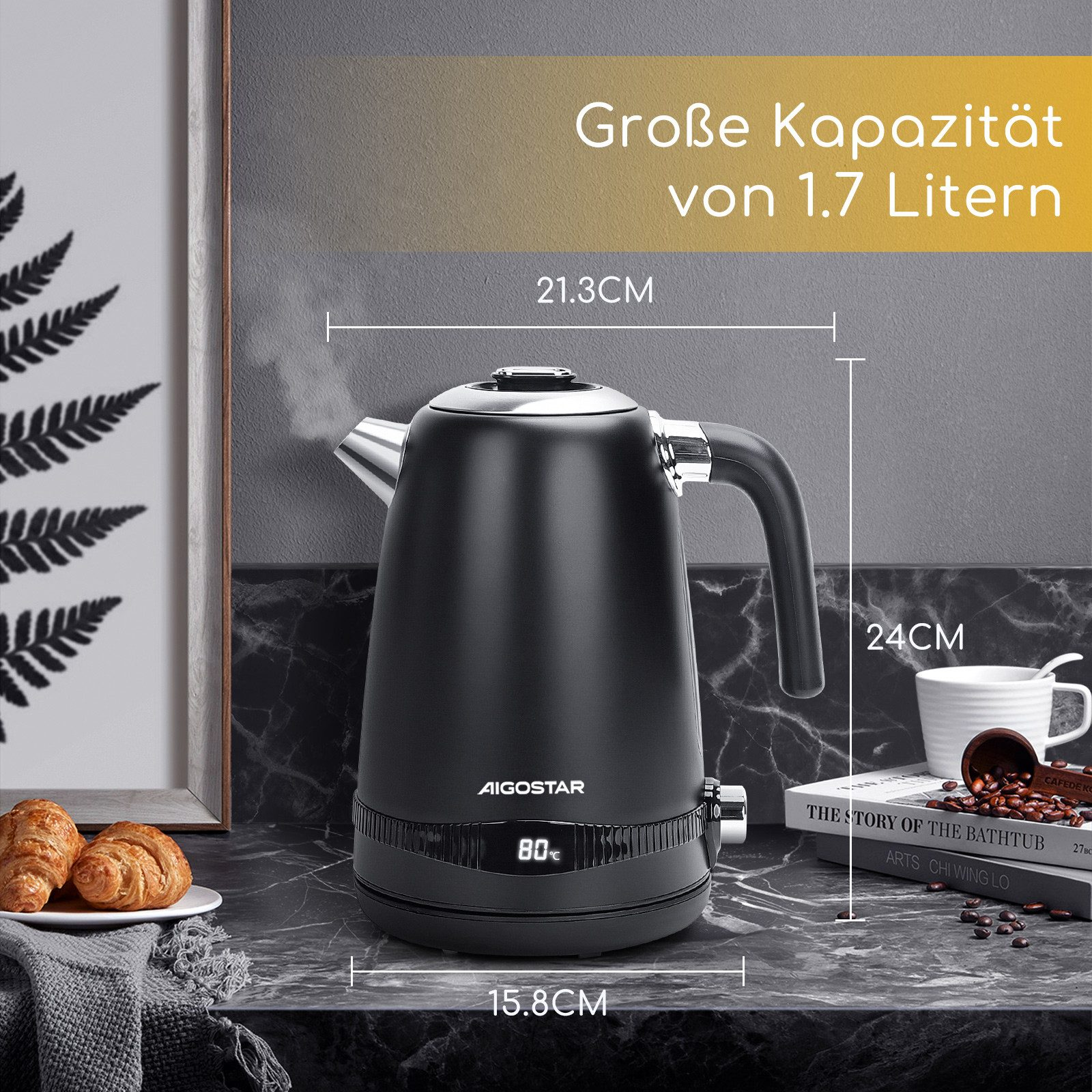 Schwarzer Wasserkocher mit Dampf. Croissants und Kaffee auf der Theke.