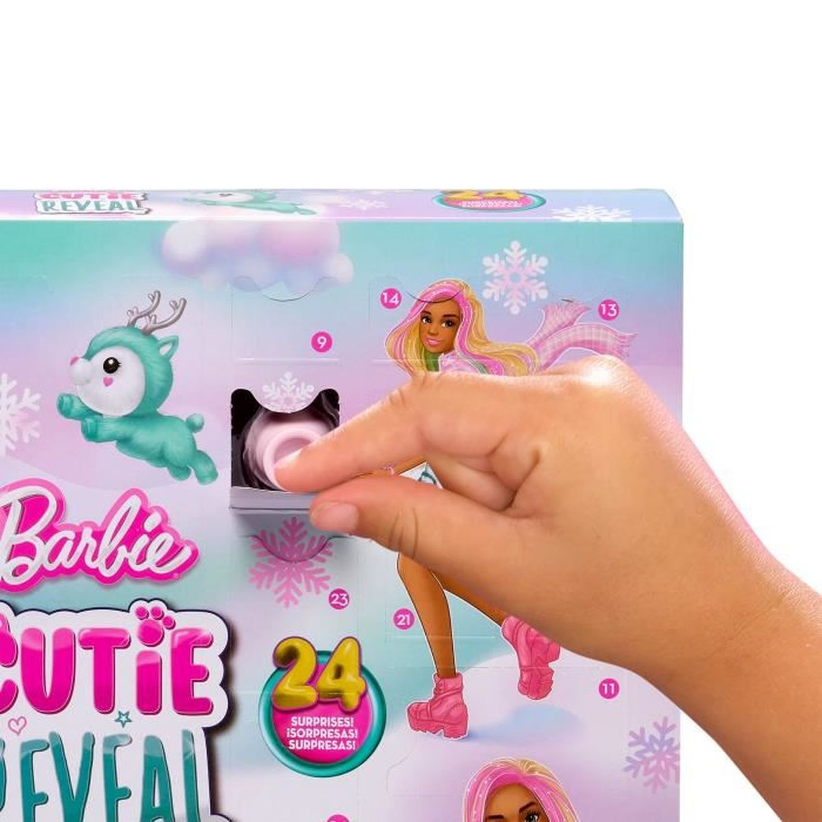 Eine Hand öffnet eine Tür einer Barbie Cutie Reveal Box. Die Box ist rosa und weiß mit Schneeflocken.