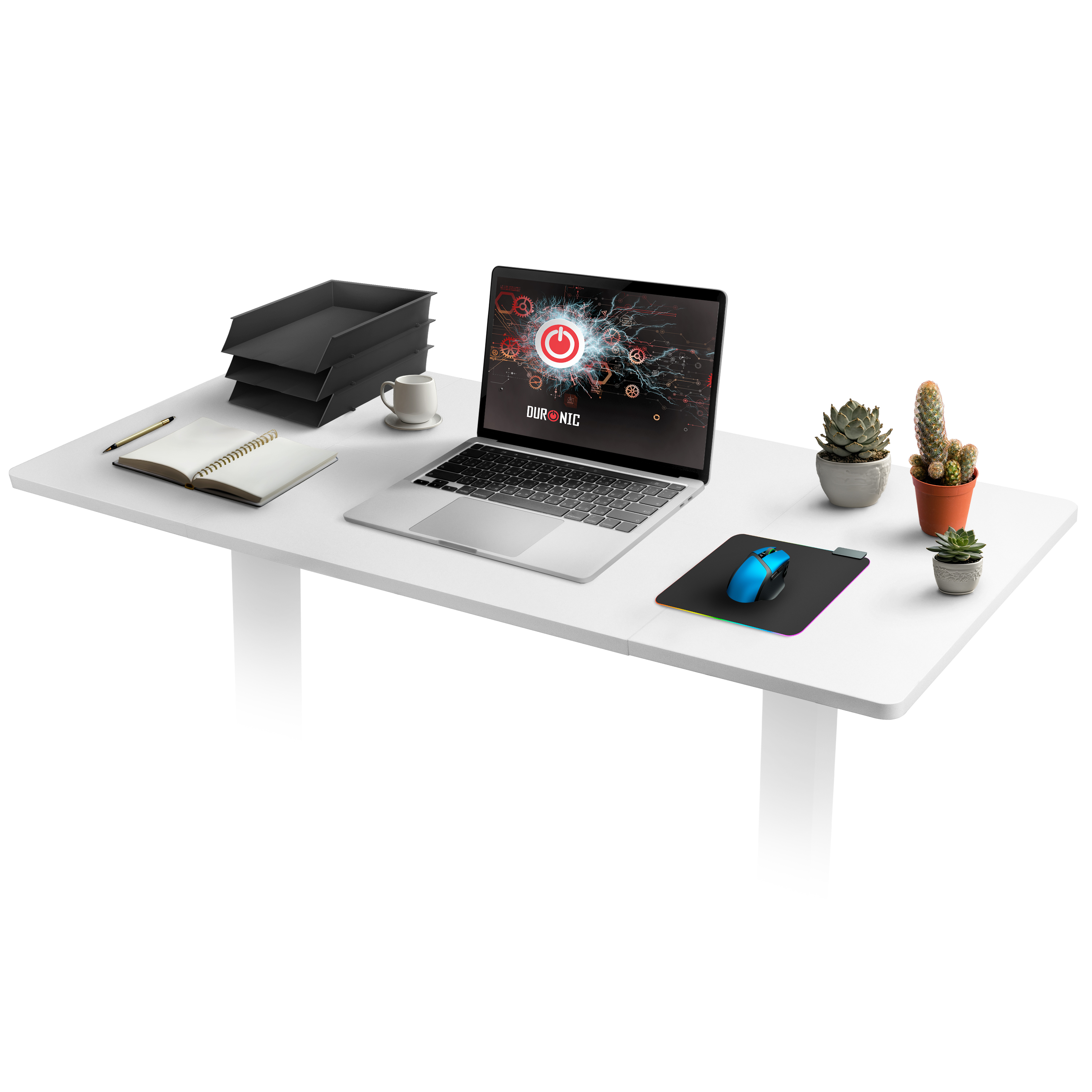 Weißer Schreibtisch mit Laptop, Notizblock, Kaffee, Maus und Pflanzen, alles im Tageslicht.