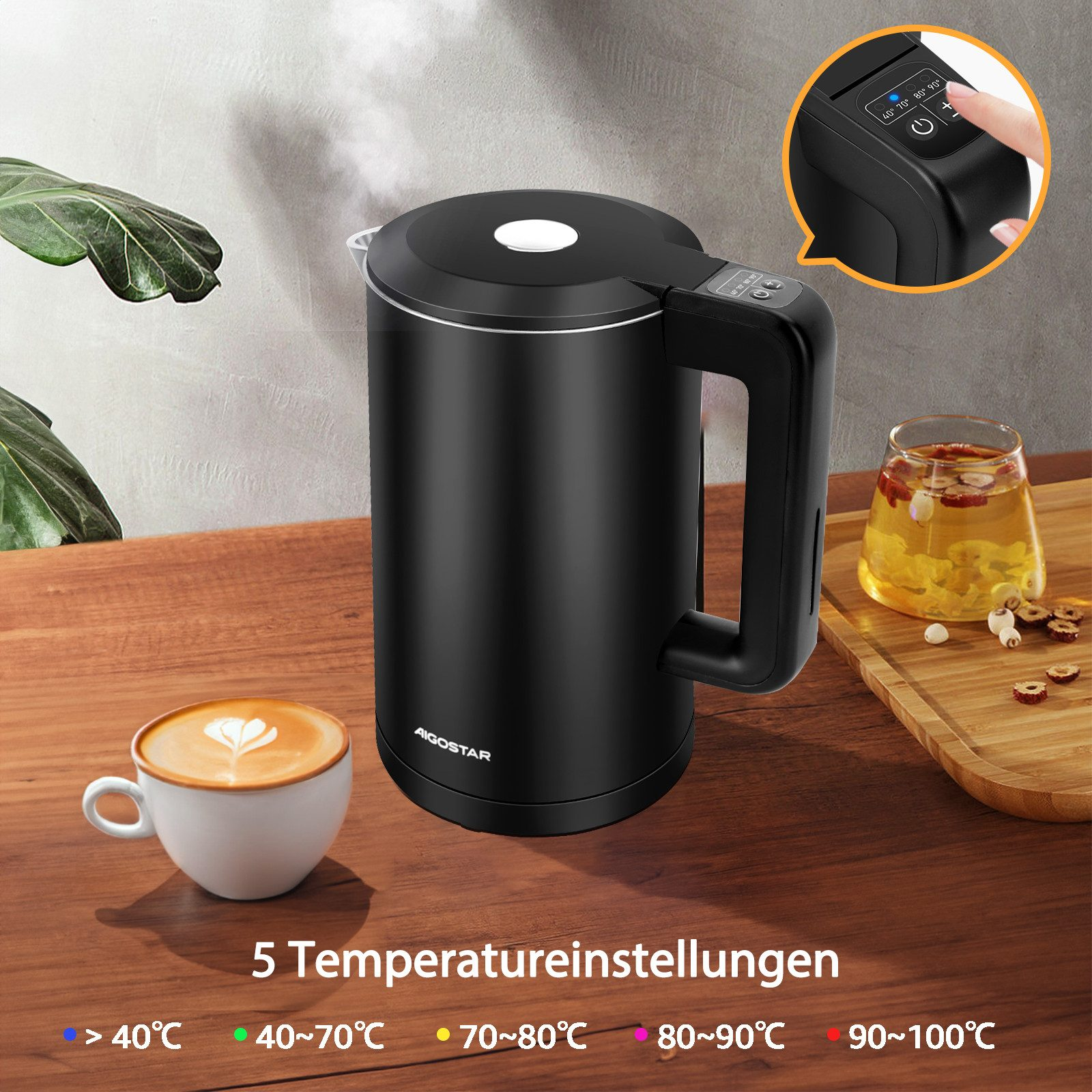 Hervidor eléctrico negro con una taza de café y una taza de té sobre una mesa de madera. Fondo borroso.