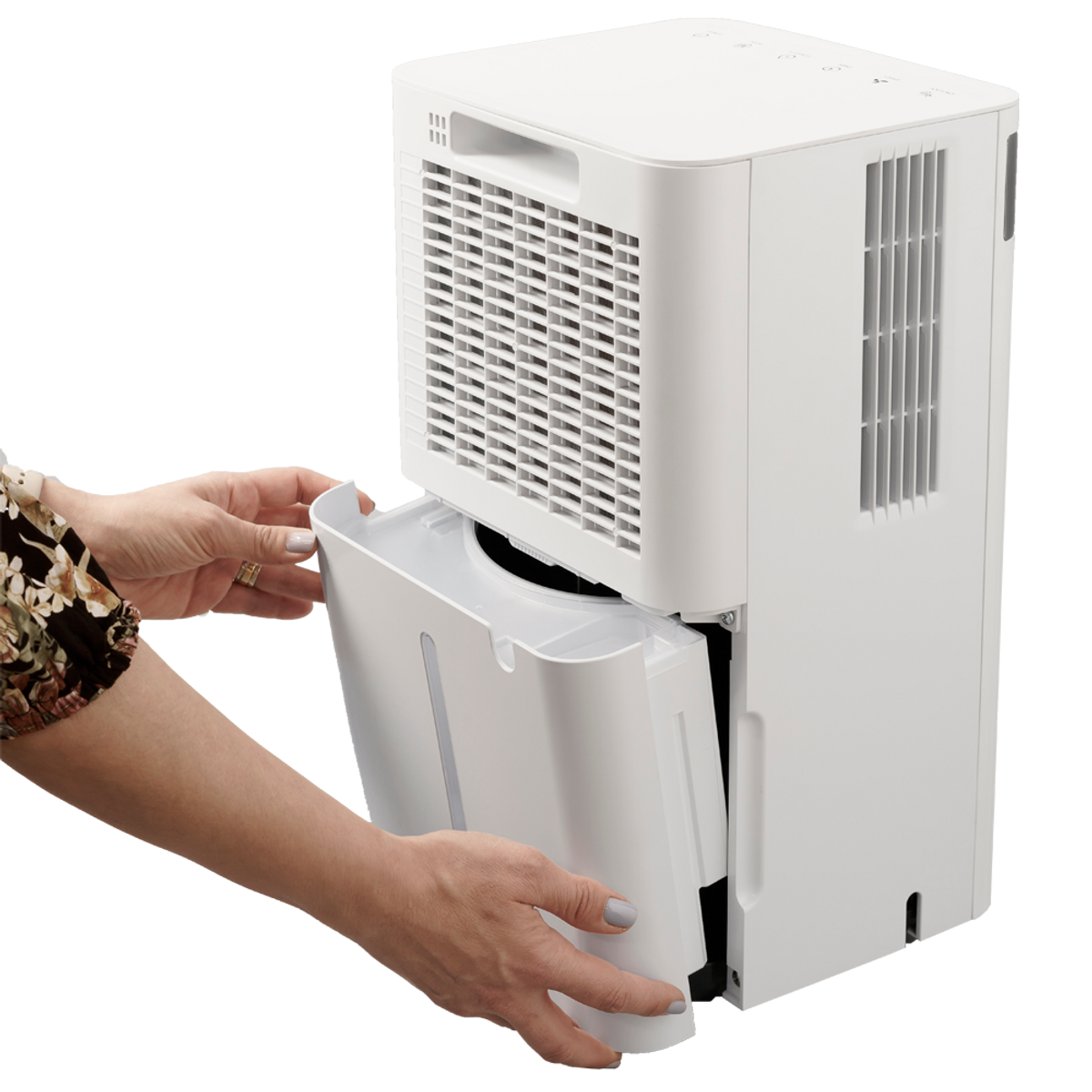 Mani che rimuovono un serbatoio dell'acqua bianco da un deumidificatore bianco, su sfondo nero.