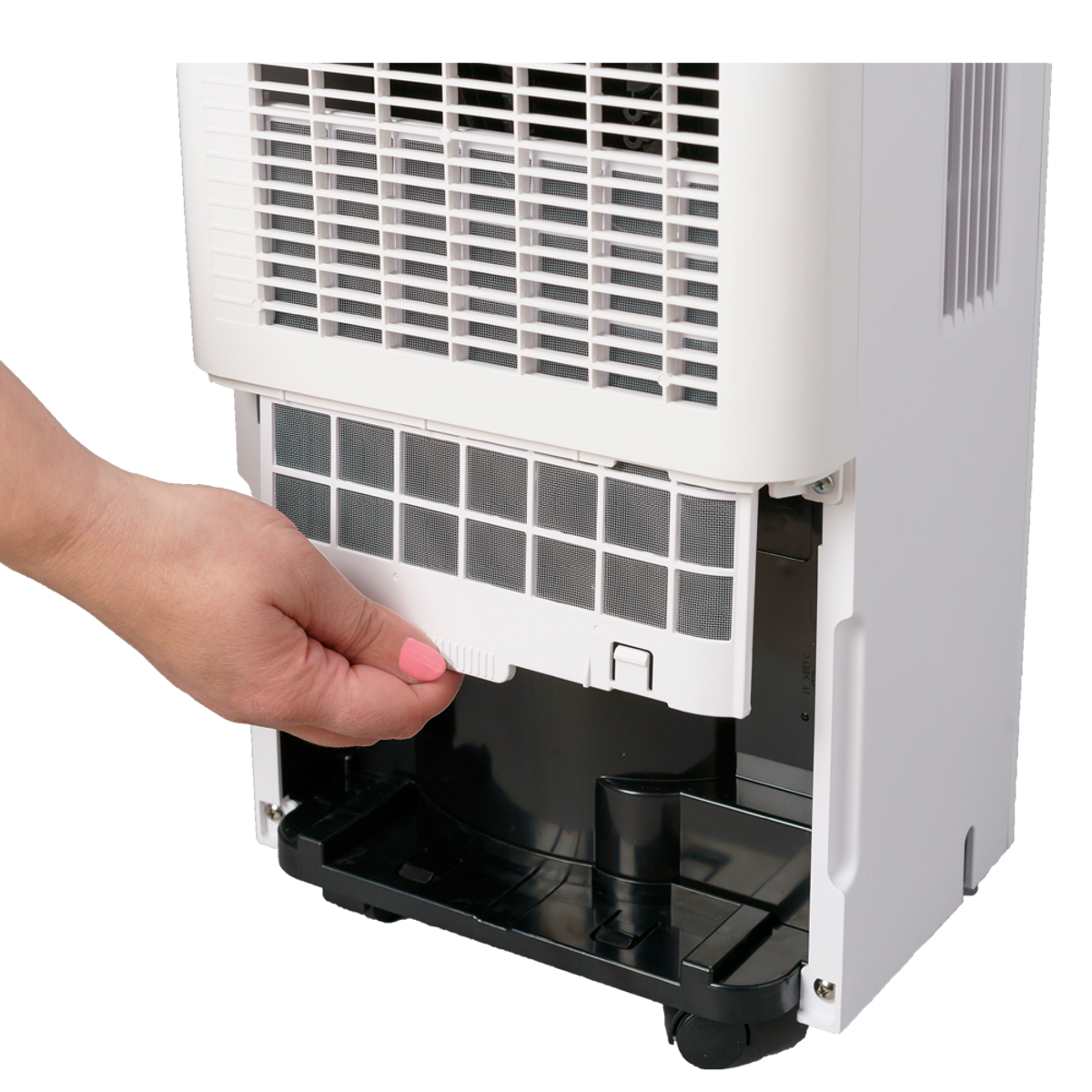 Una mano che rimuove un filtro da un deumidificatore bianco, mostrando l'interno.